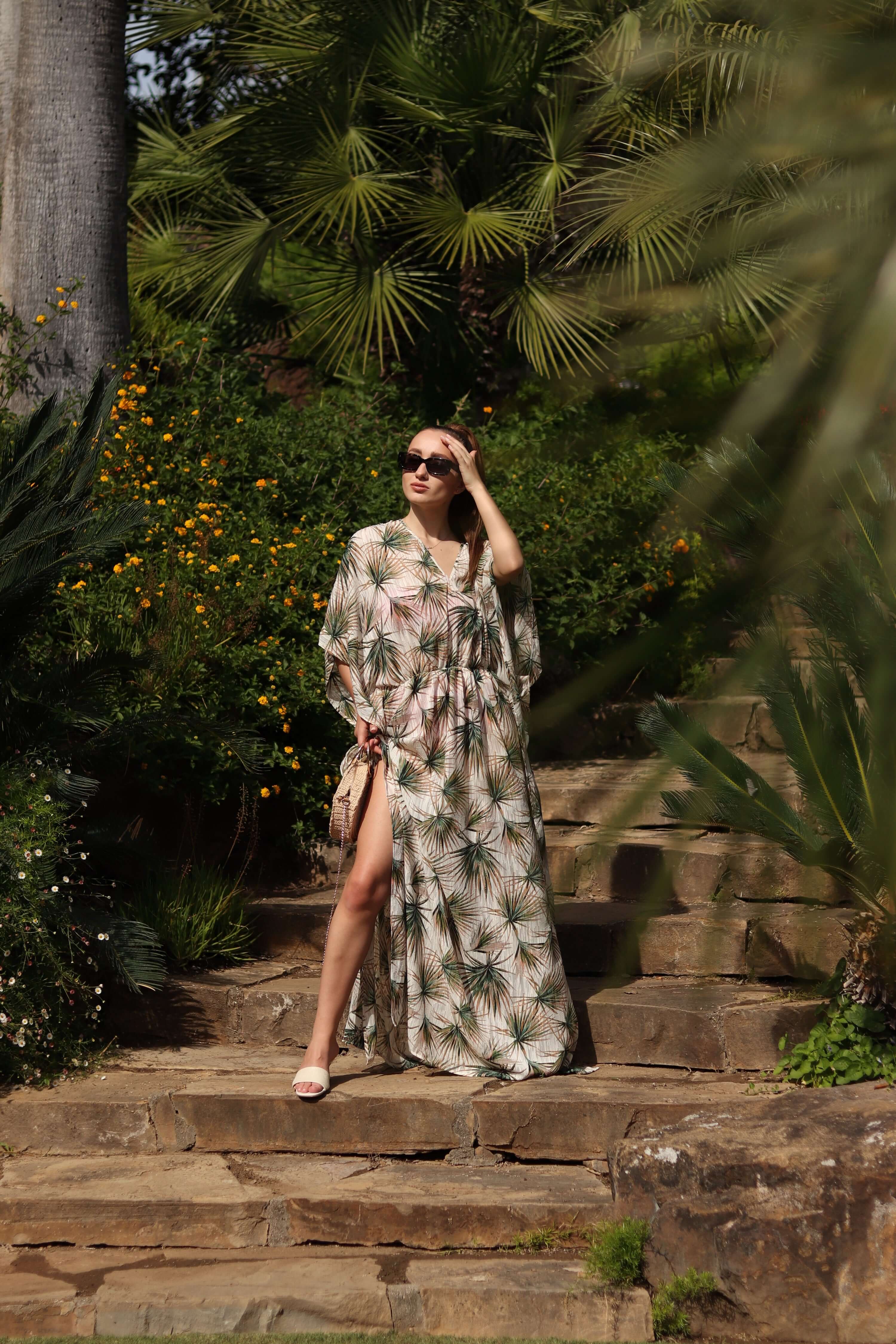 rochie lunga de plaja crem cu frunze verzi si insertii aurii