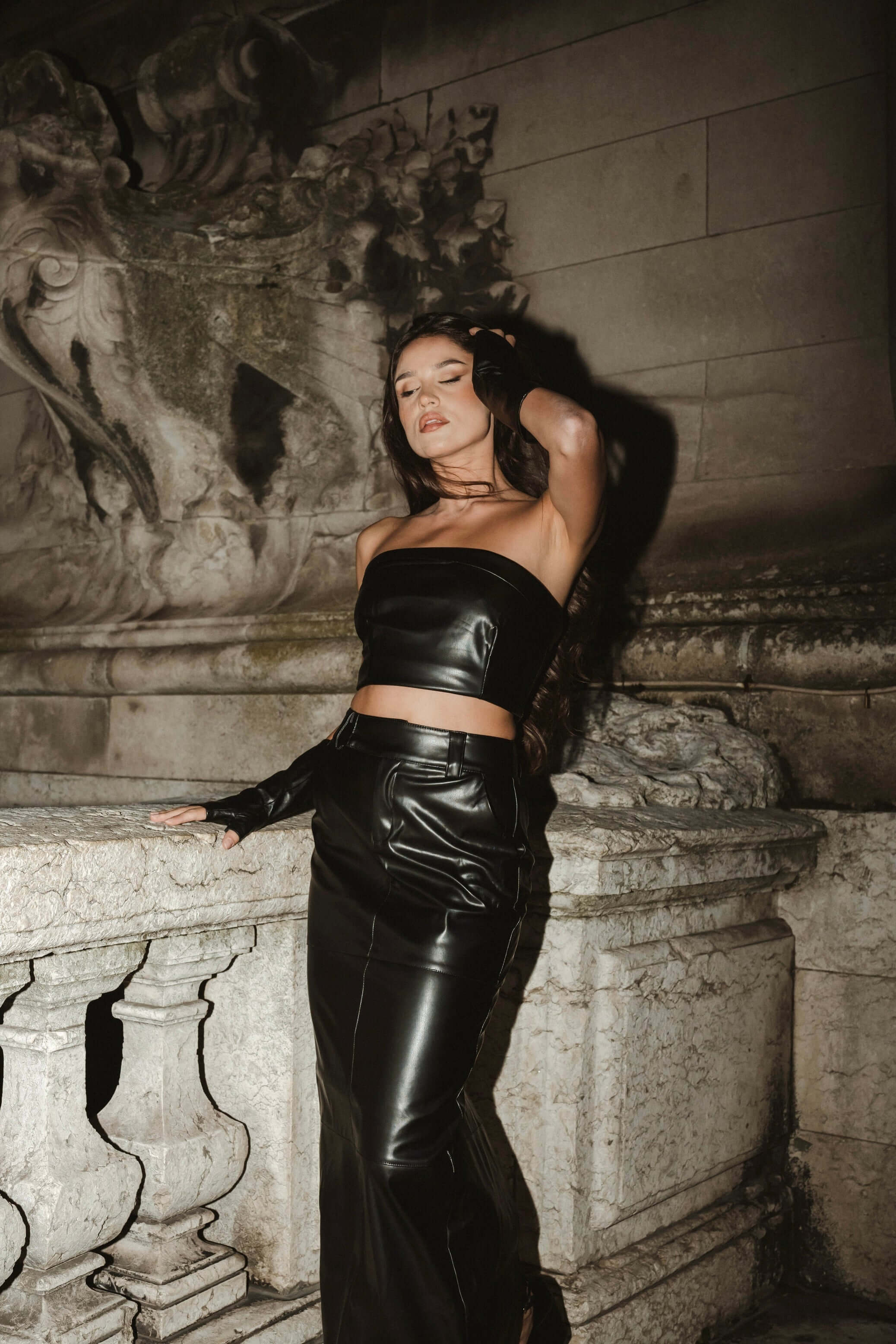 costum negru piele fusta lunga neagra piele top mulat negru piele