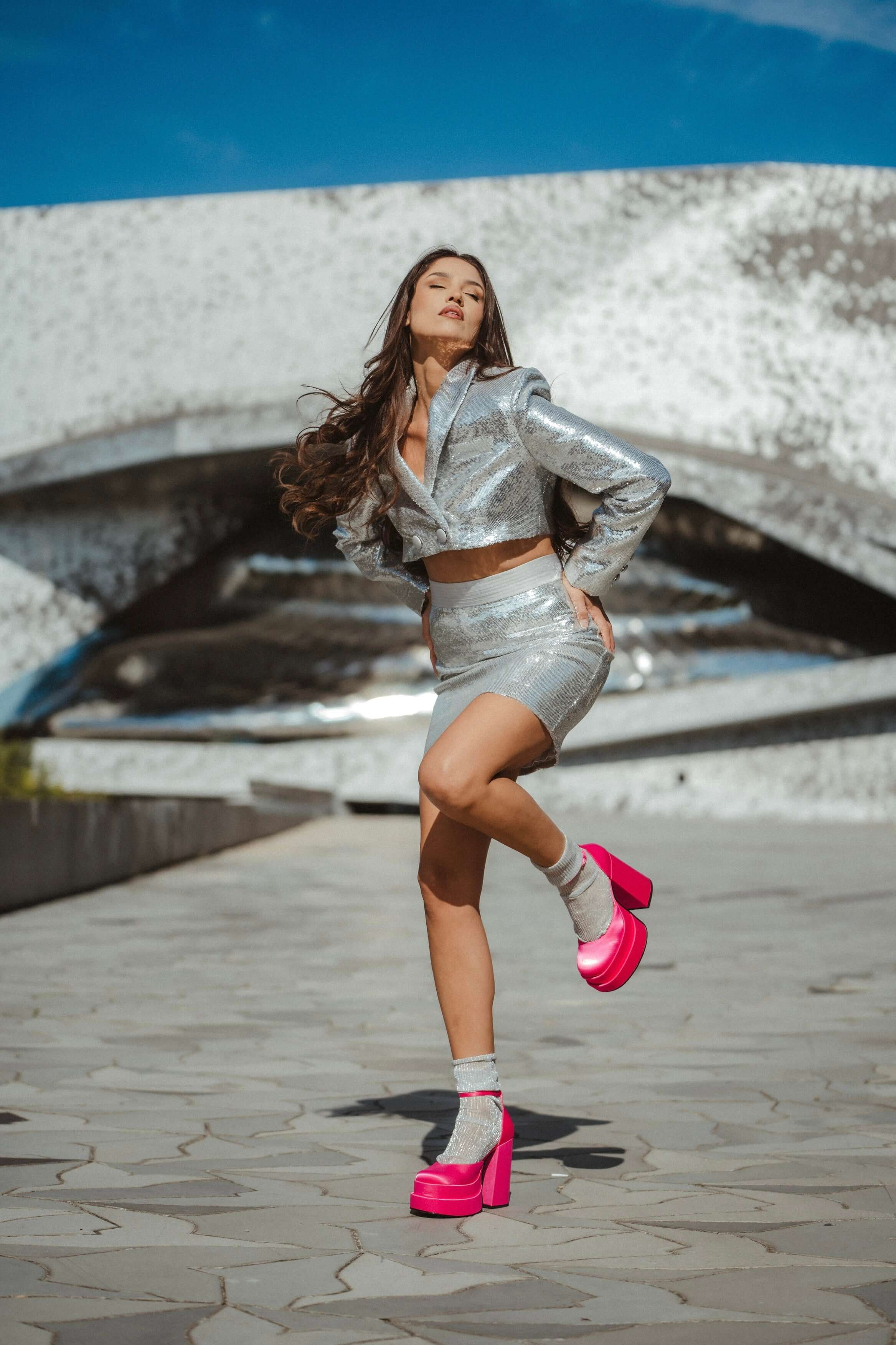 costum paiete sacou maneca lunga paiete fusta scurta paiete gri argintiu