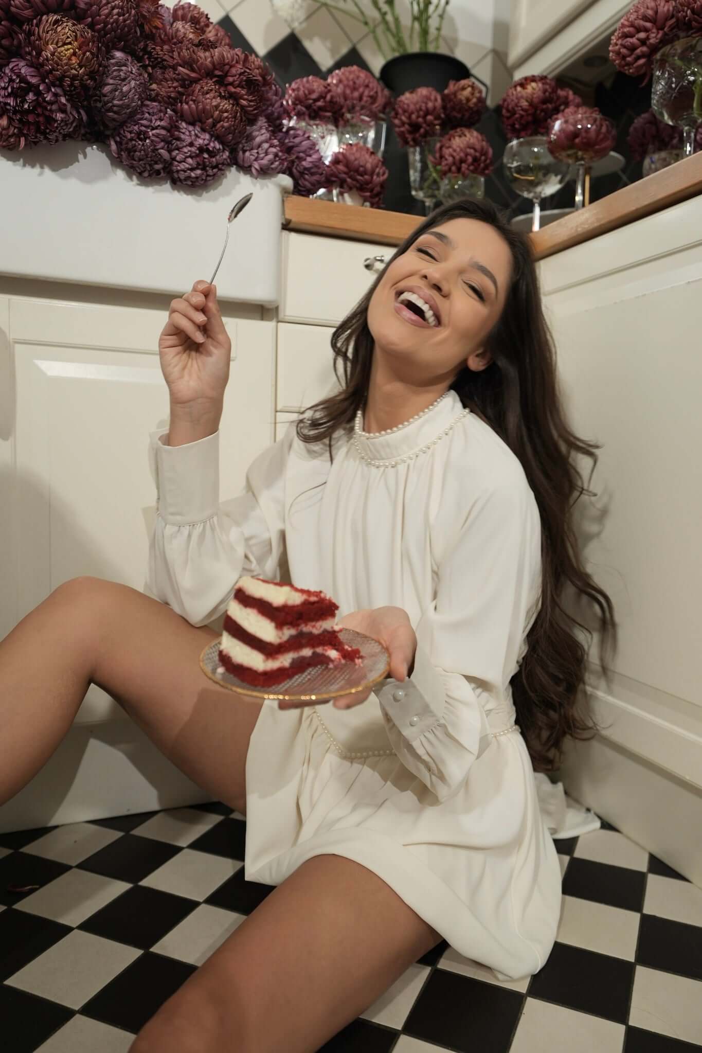 bluza maneca lunga bej perle fusta scurta crem ivoire cu brau bufanta