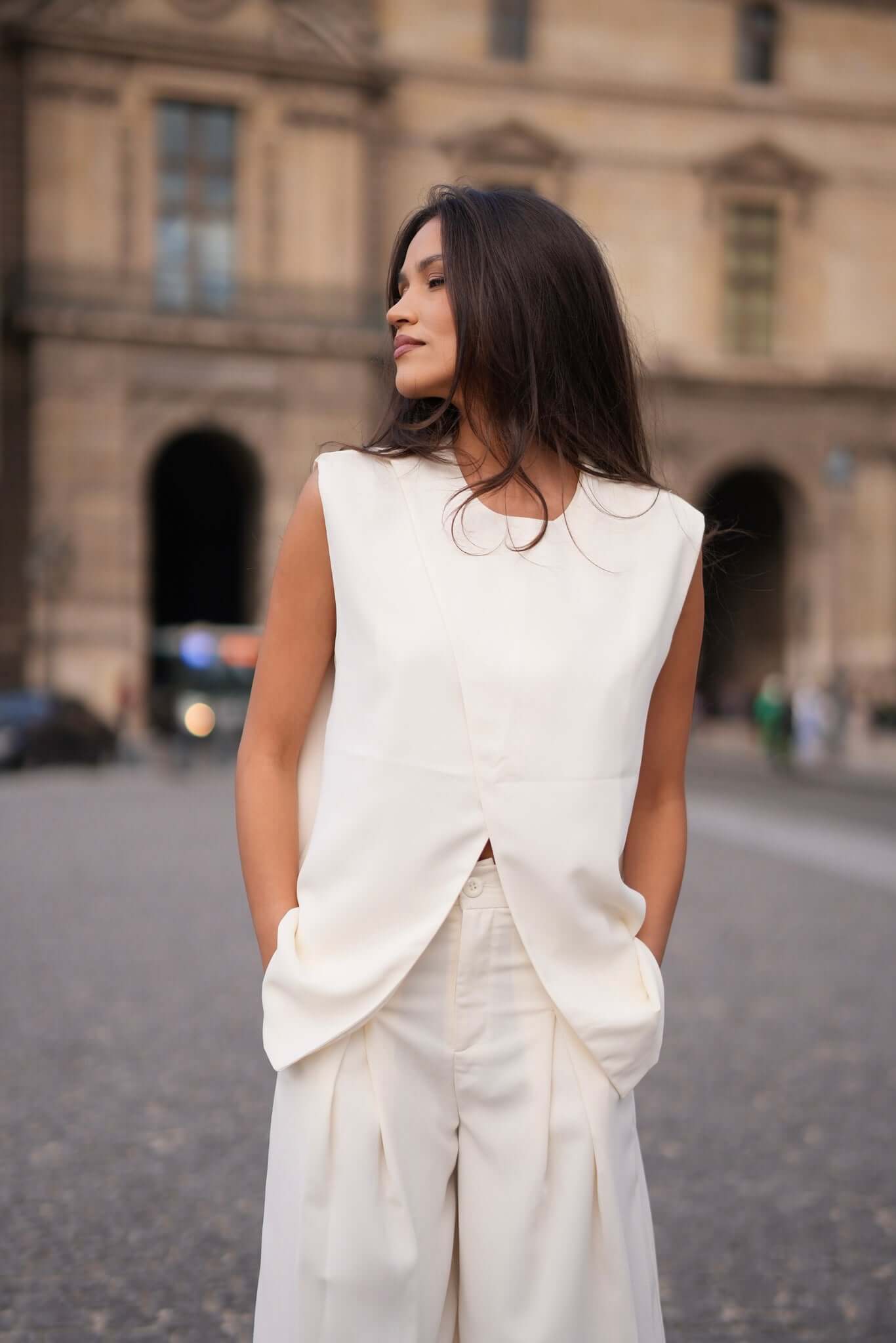 costum alb pantaloni lungi albi largi bluza fara maneca alba