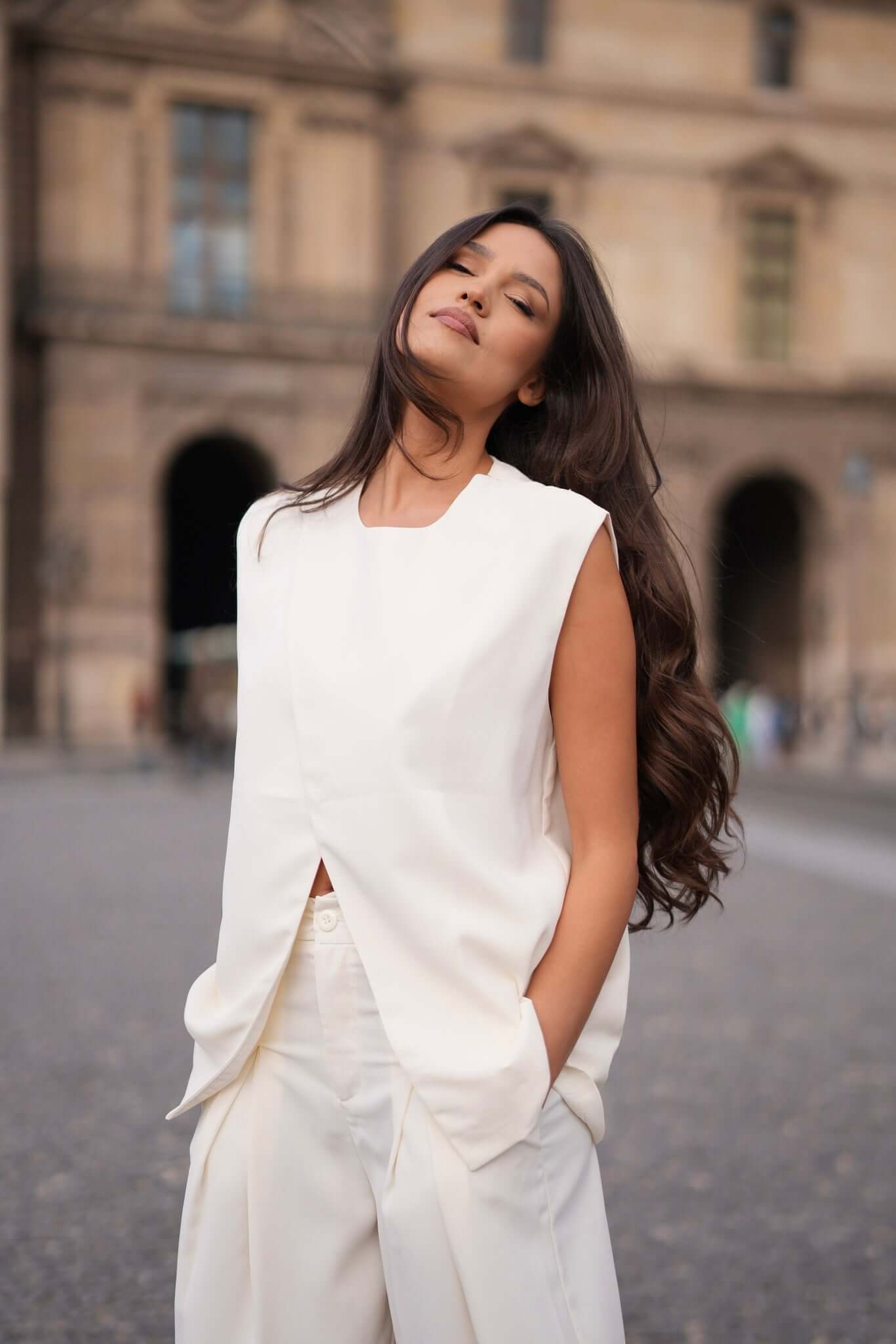 costum alb pantaloni lungi albi largi bluza fara maneca alba