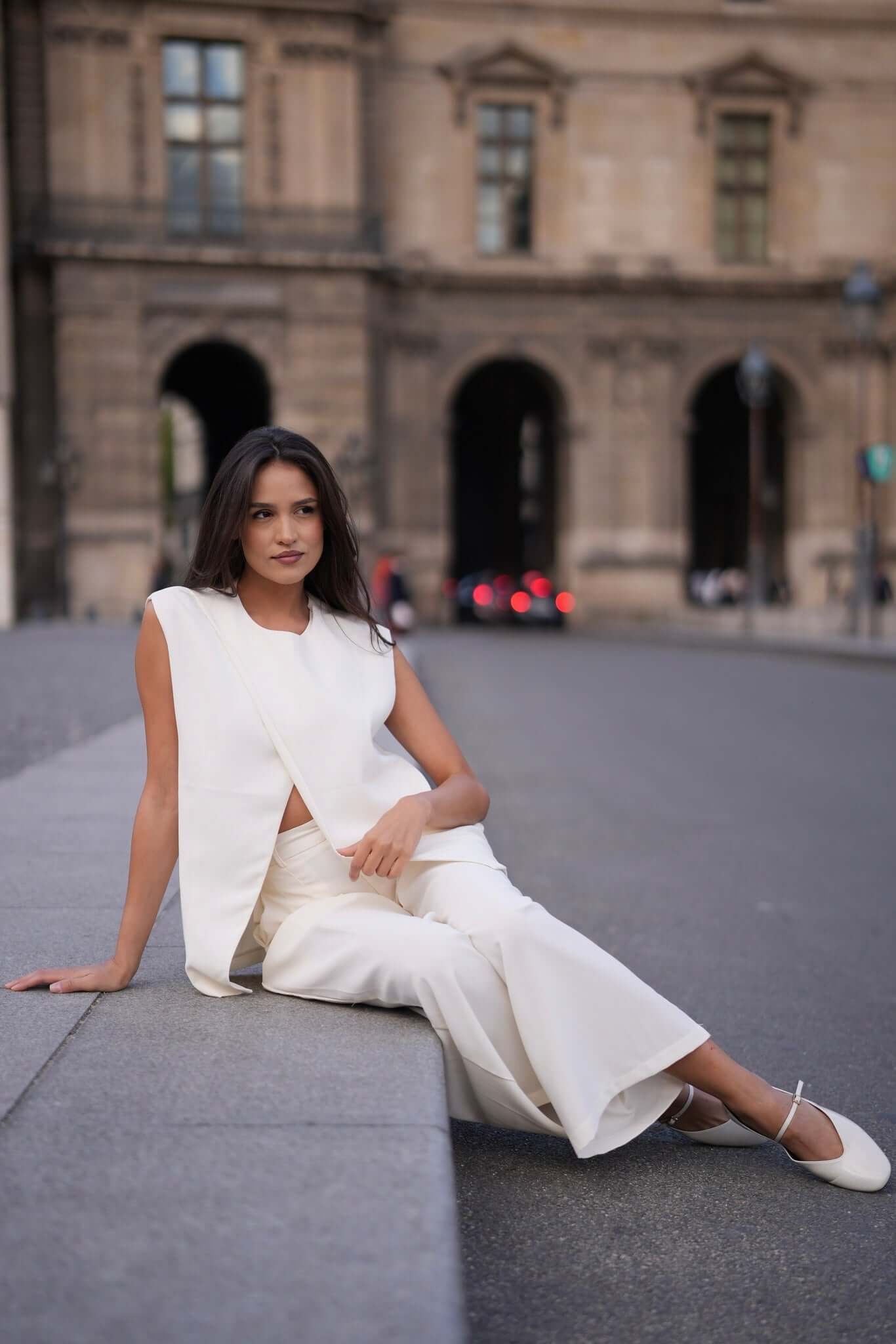 costum alb pantaloni lungi albi largi bluza fara maneca alba