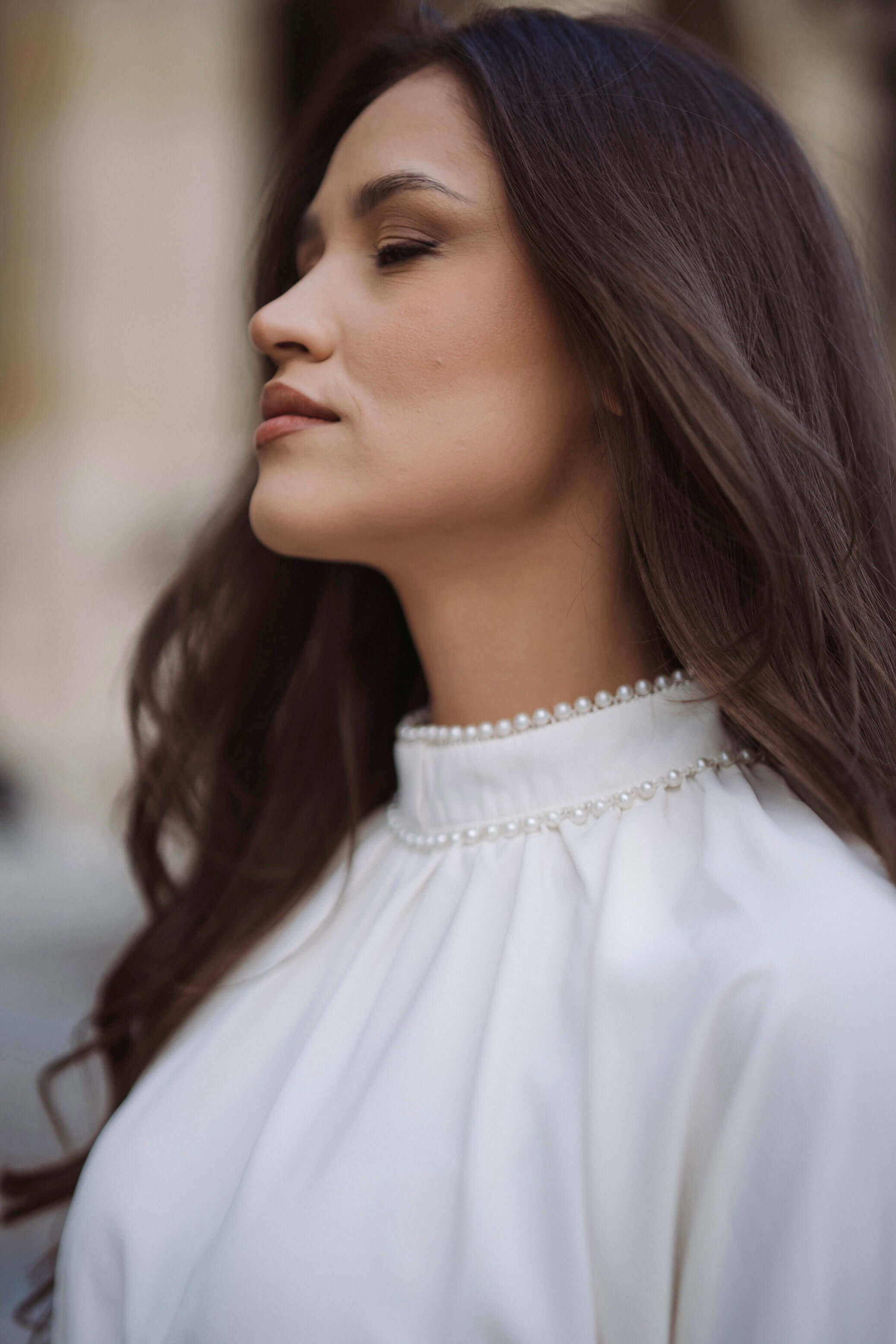 bluza maneca lunga bej perle fusta scurta crem ivoire cu brau bufanta