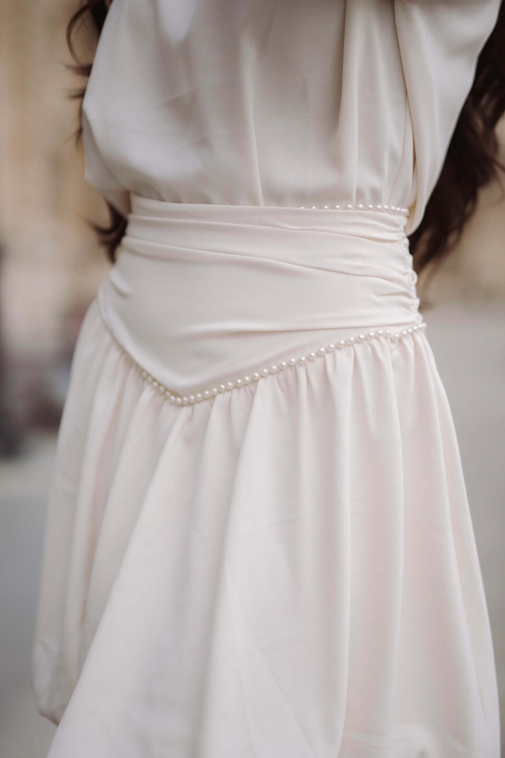 bluza maneca lunga bej perle fusta scurta crem ivoire cu brau bufanta