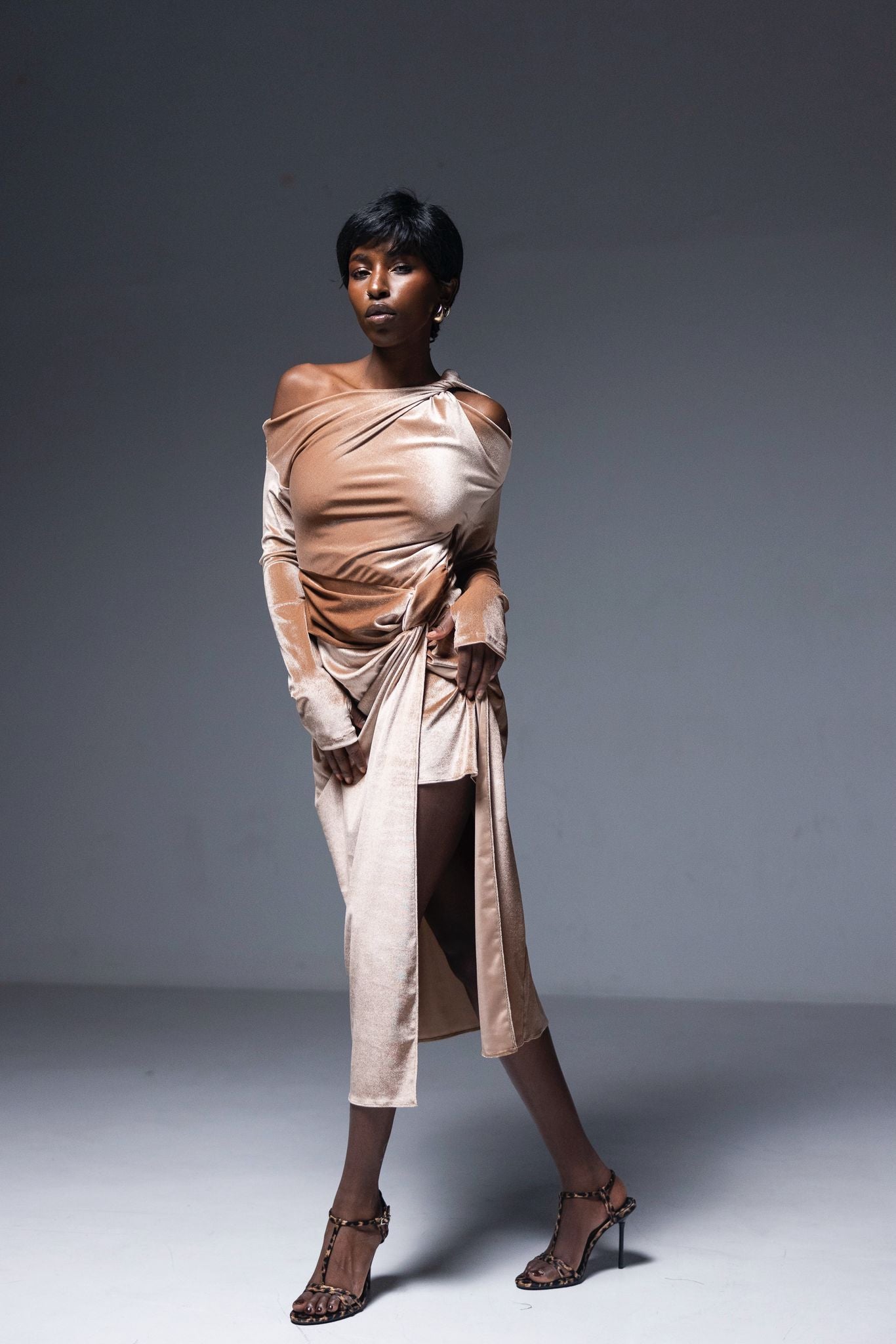 Rochie catifea cu drapaj, beige pudra, Arlu