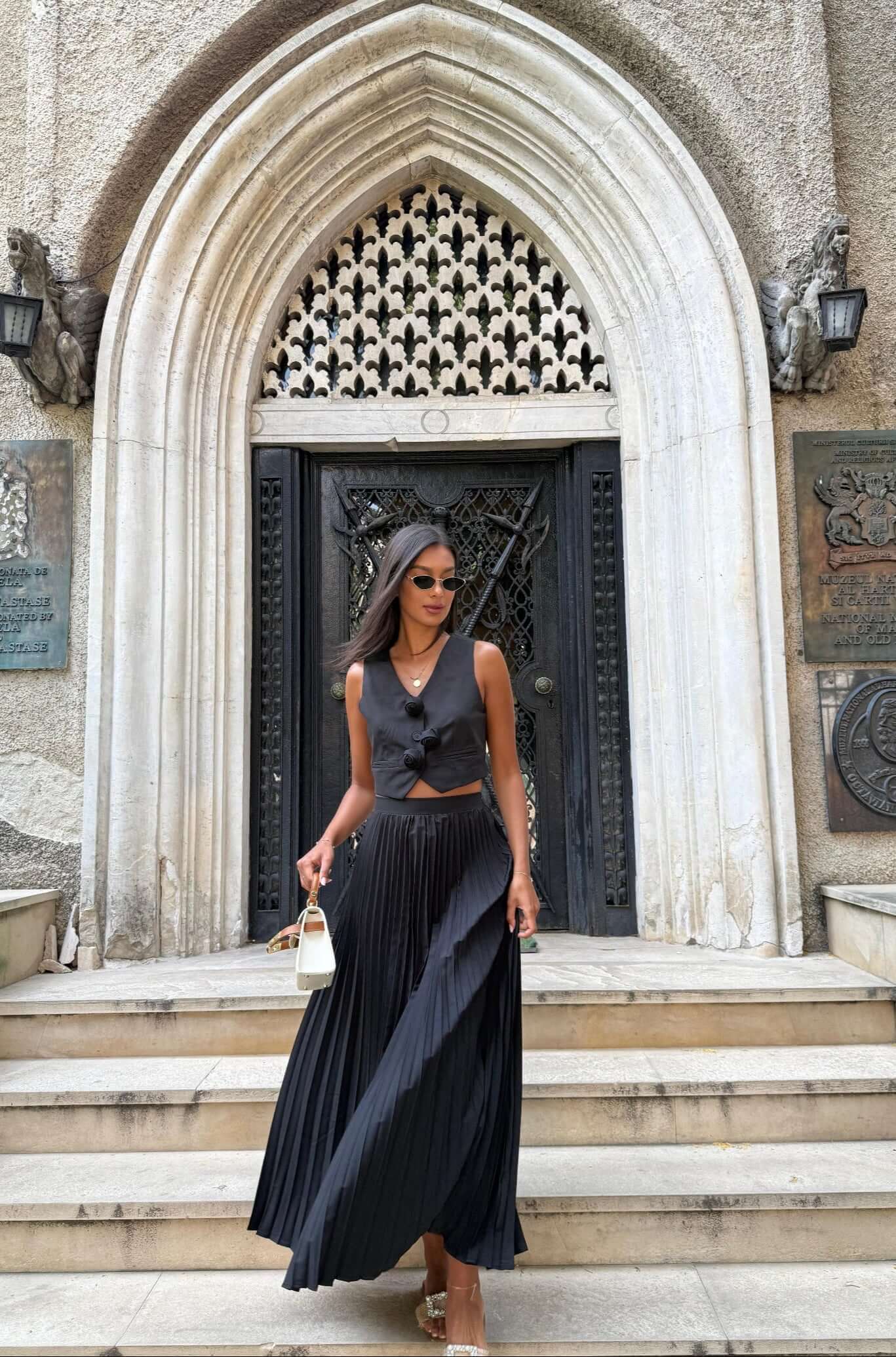 Set cu Vesta si Fusta Plisata, Negru, Muse