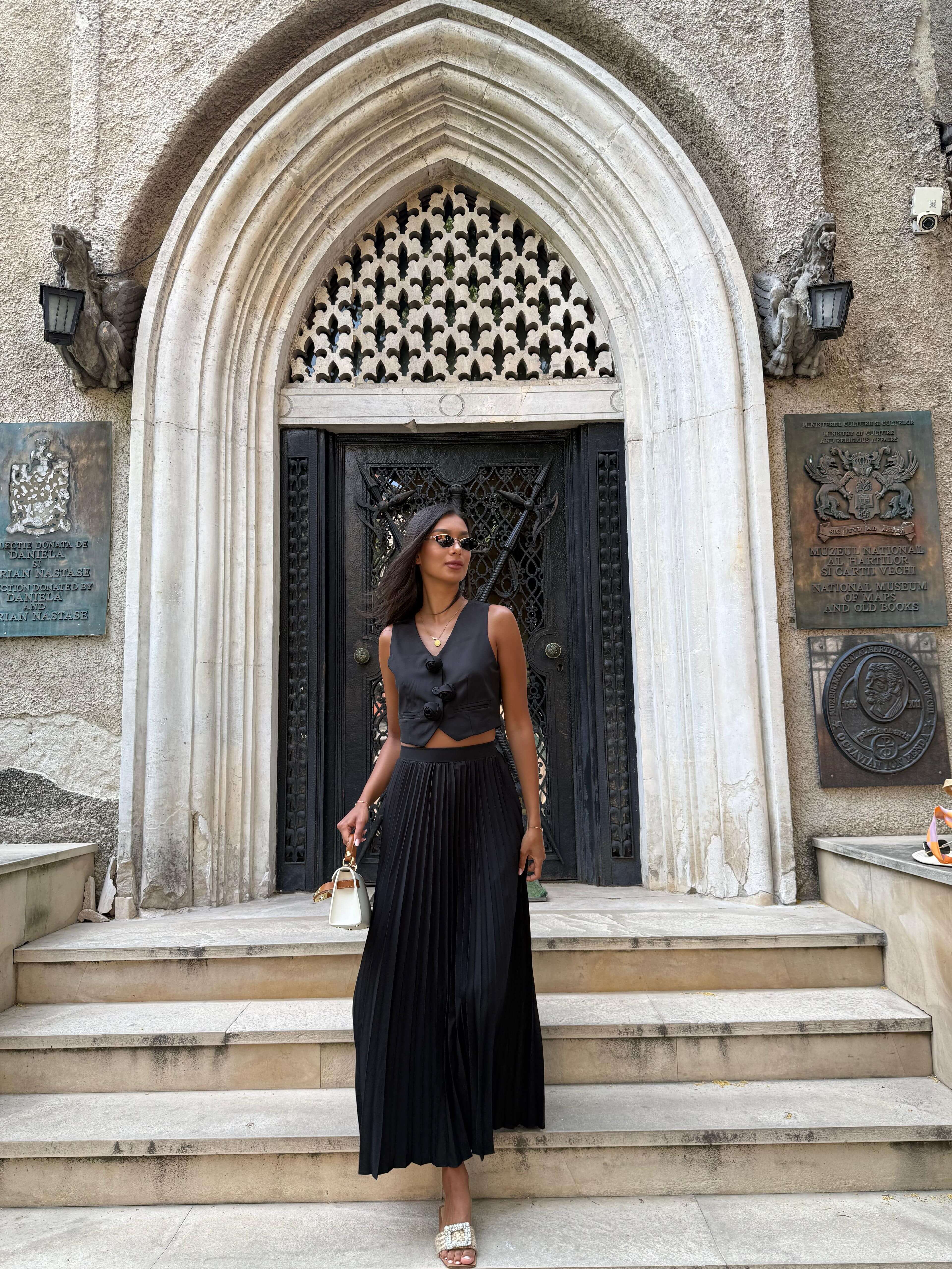 Set cu Vesta si Fusta Plisata, Negru, Muse