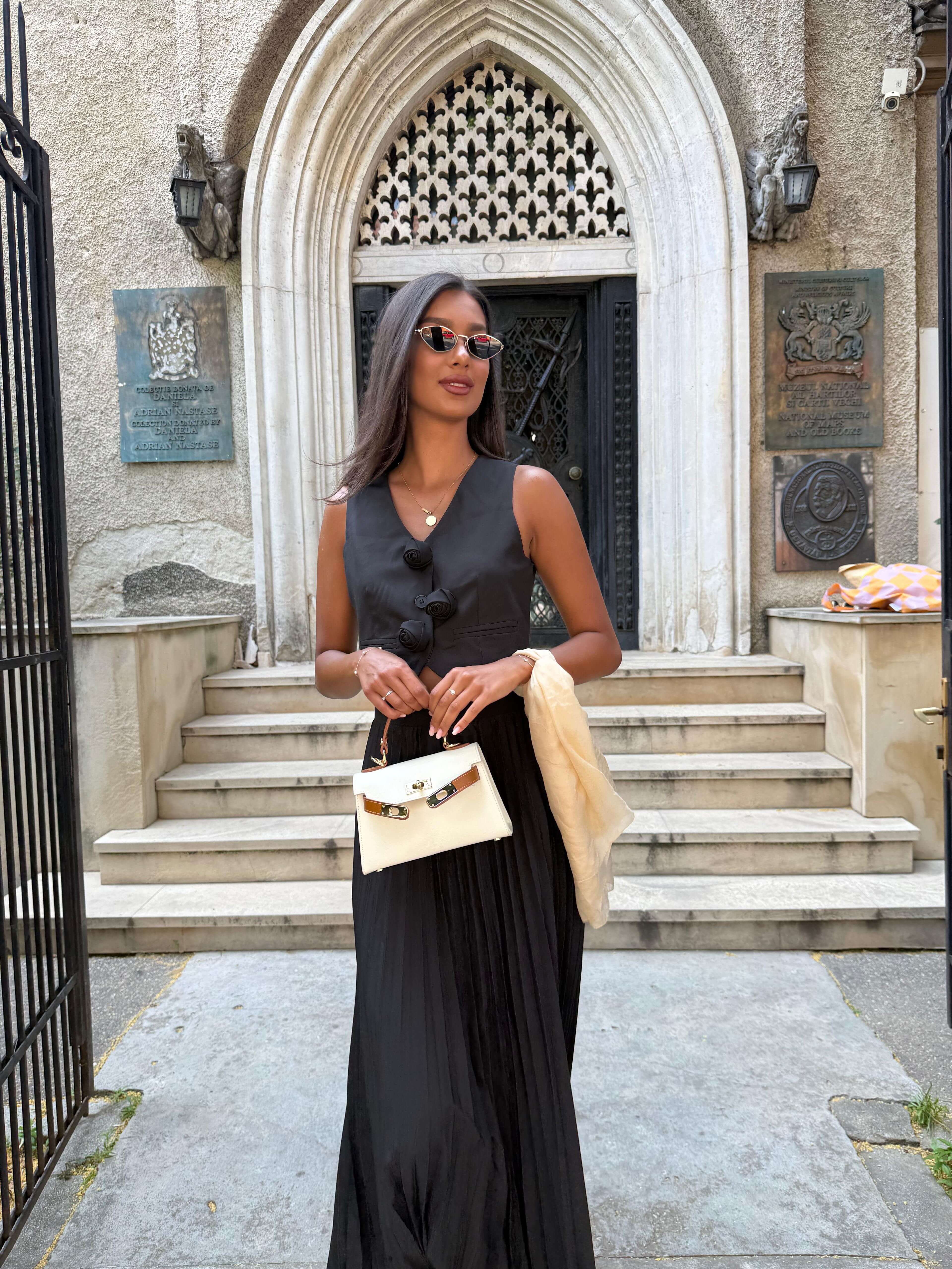 Set cu Vesta si Fusta Plisata, Negru, Muse