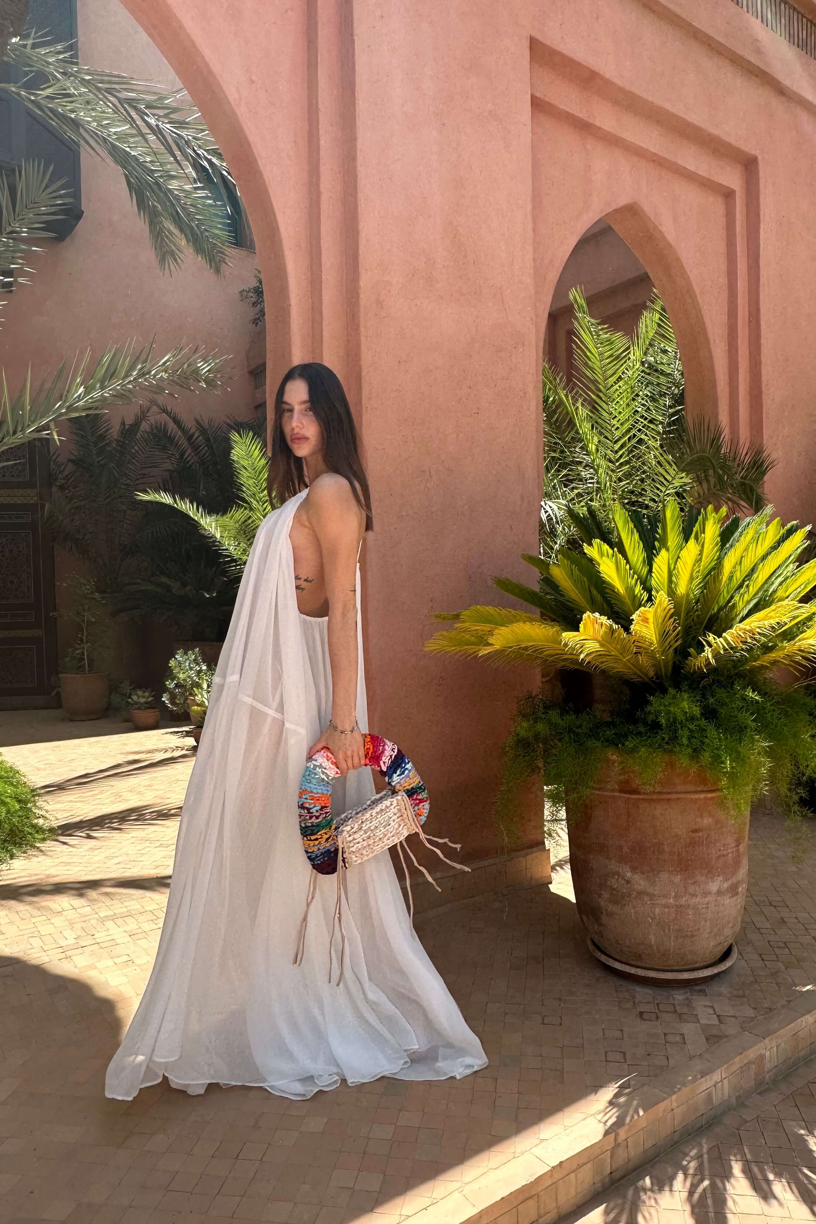 rochie lunga alba vaporoasa