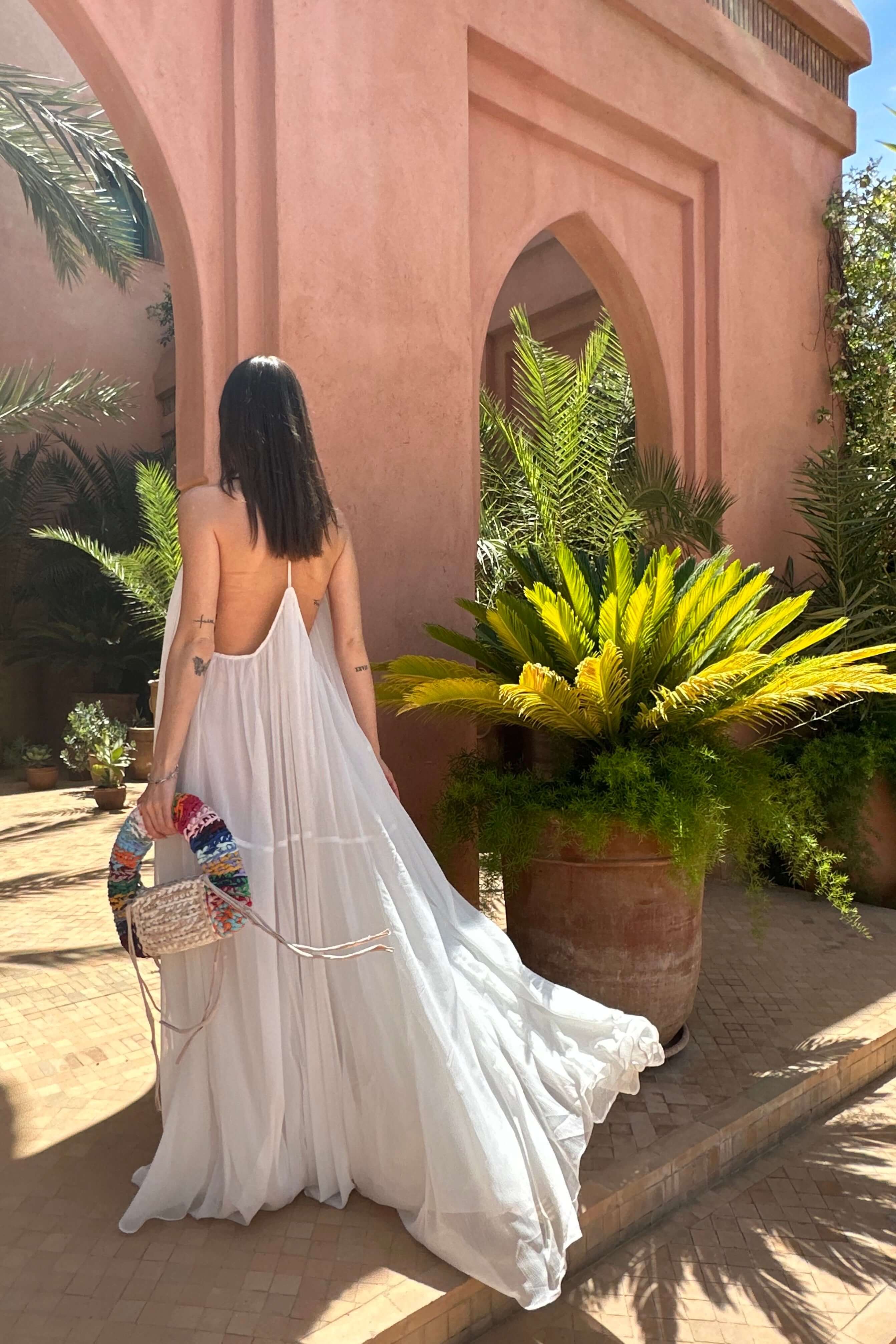 rochie lunga alba vaporoasa