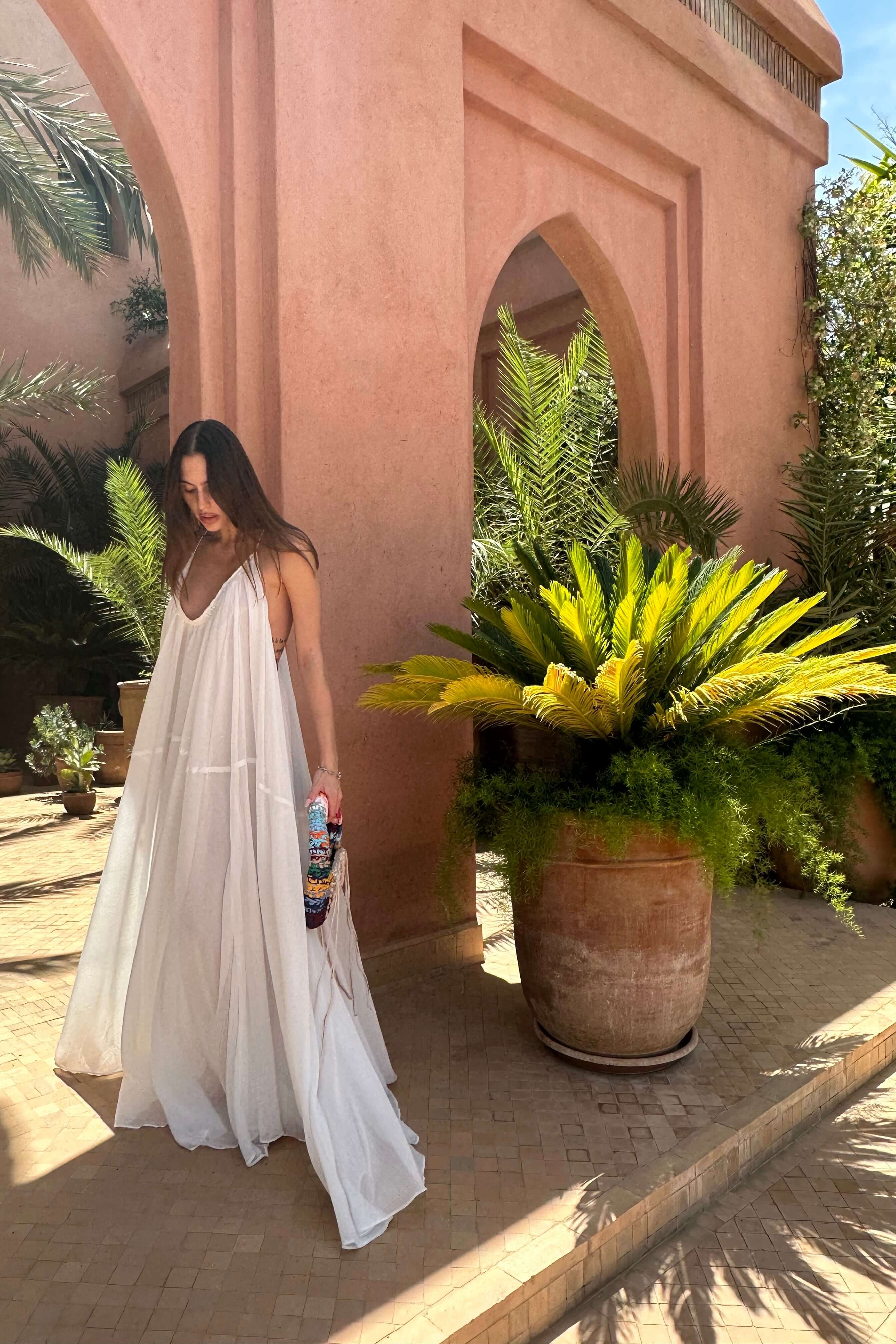 rochie lunga alba vaporoasa