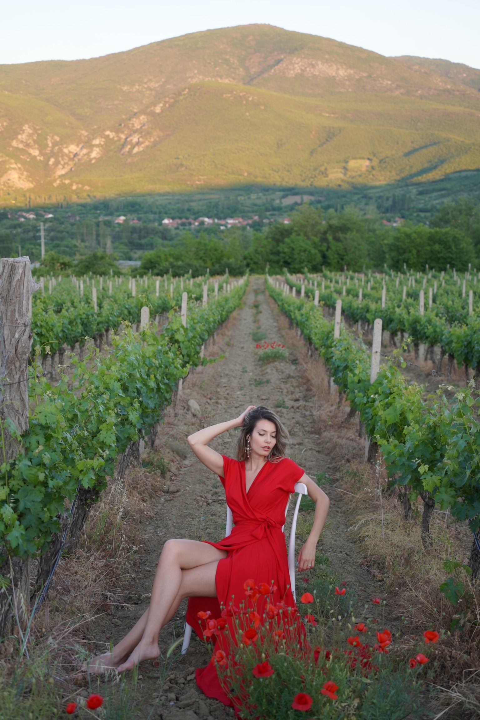 rochie lunga vaporoasa rosie cu cordon si volanase