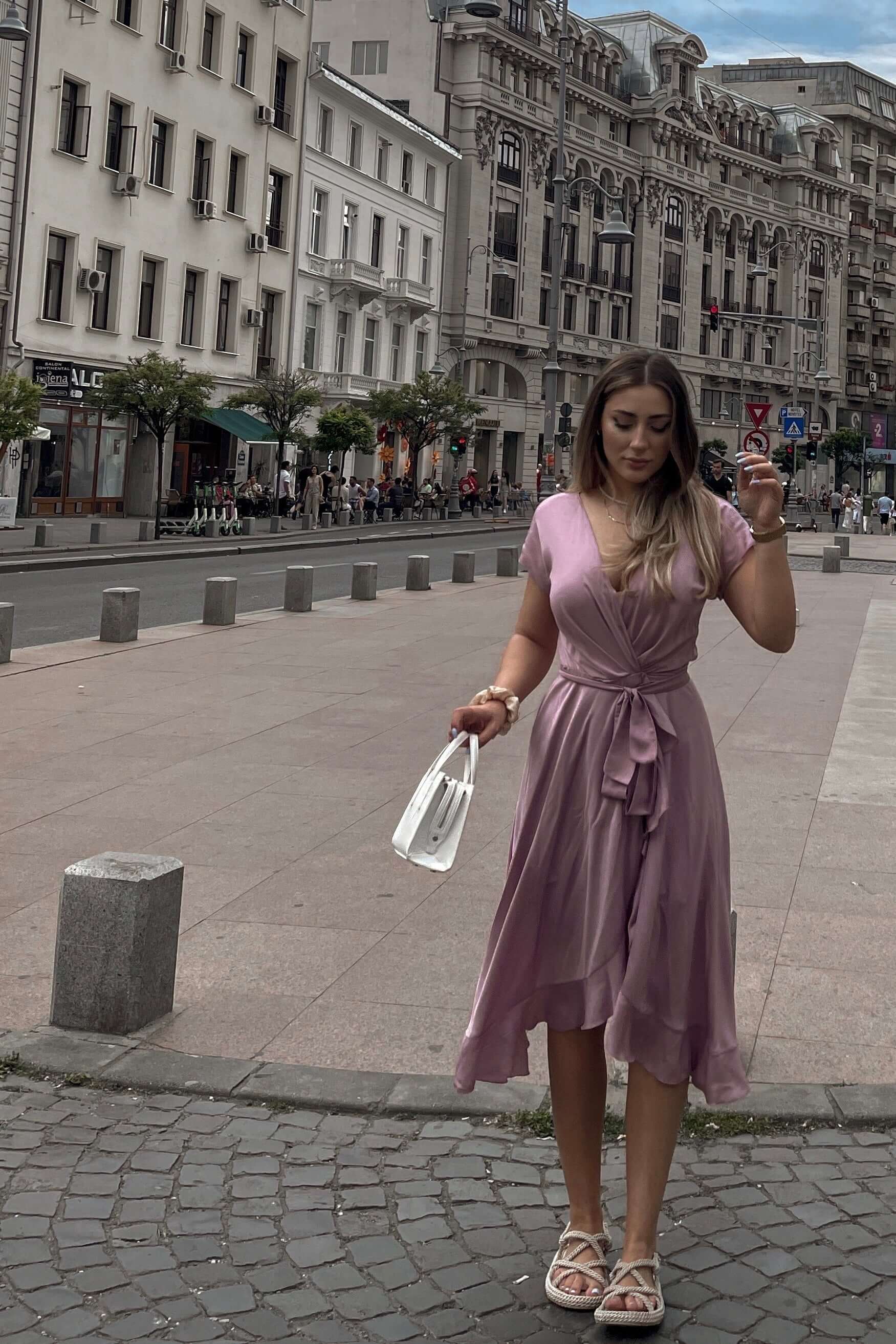 rochie lila roz vaporoasa petrecuta