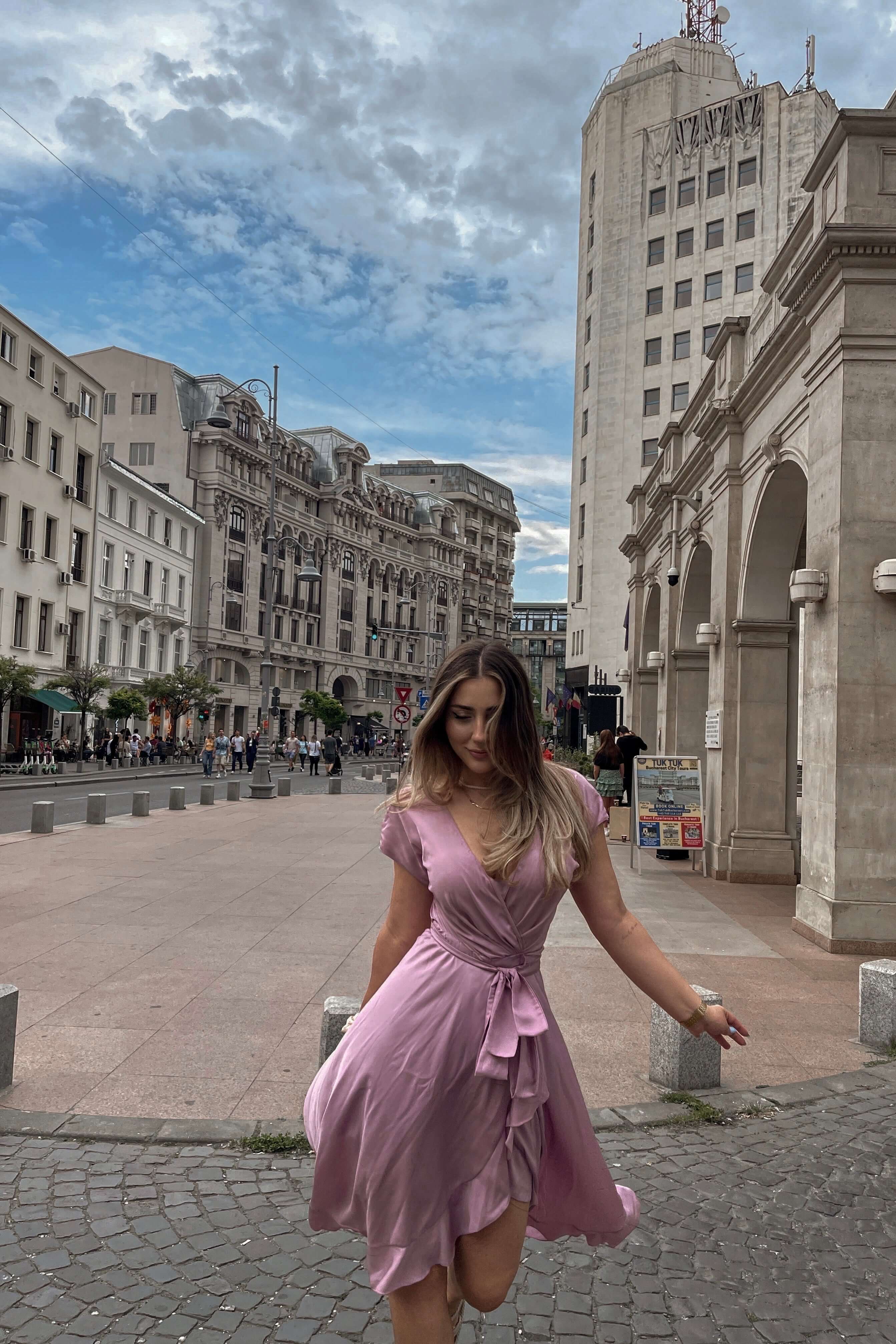 rochie lila roz vaporoasa petrecuta