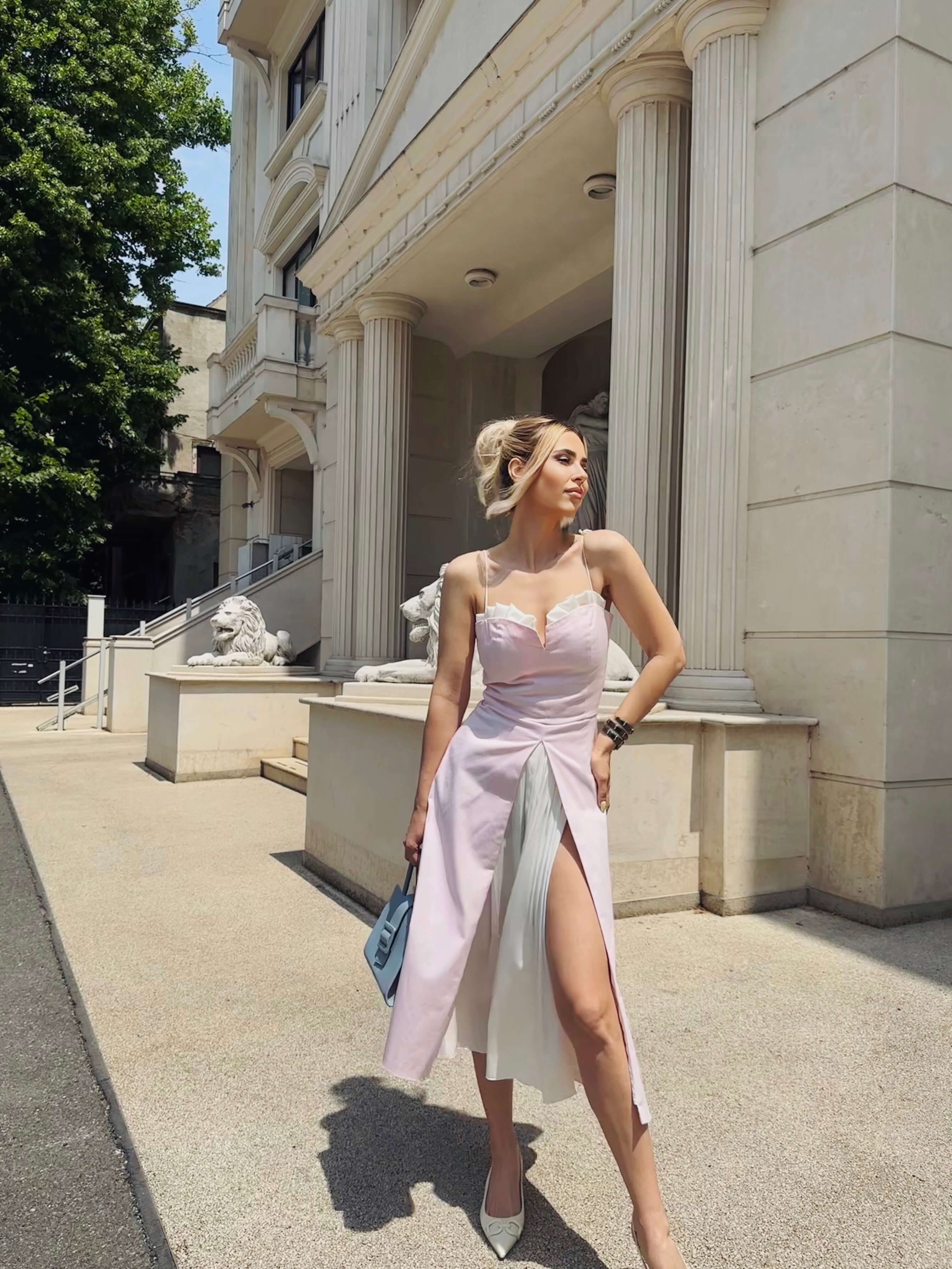 rochie roz cu corset si crapatura