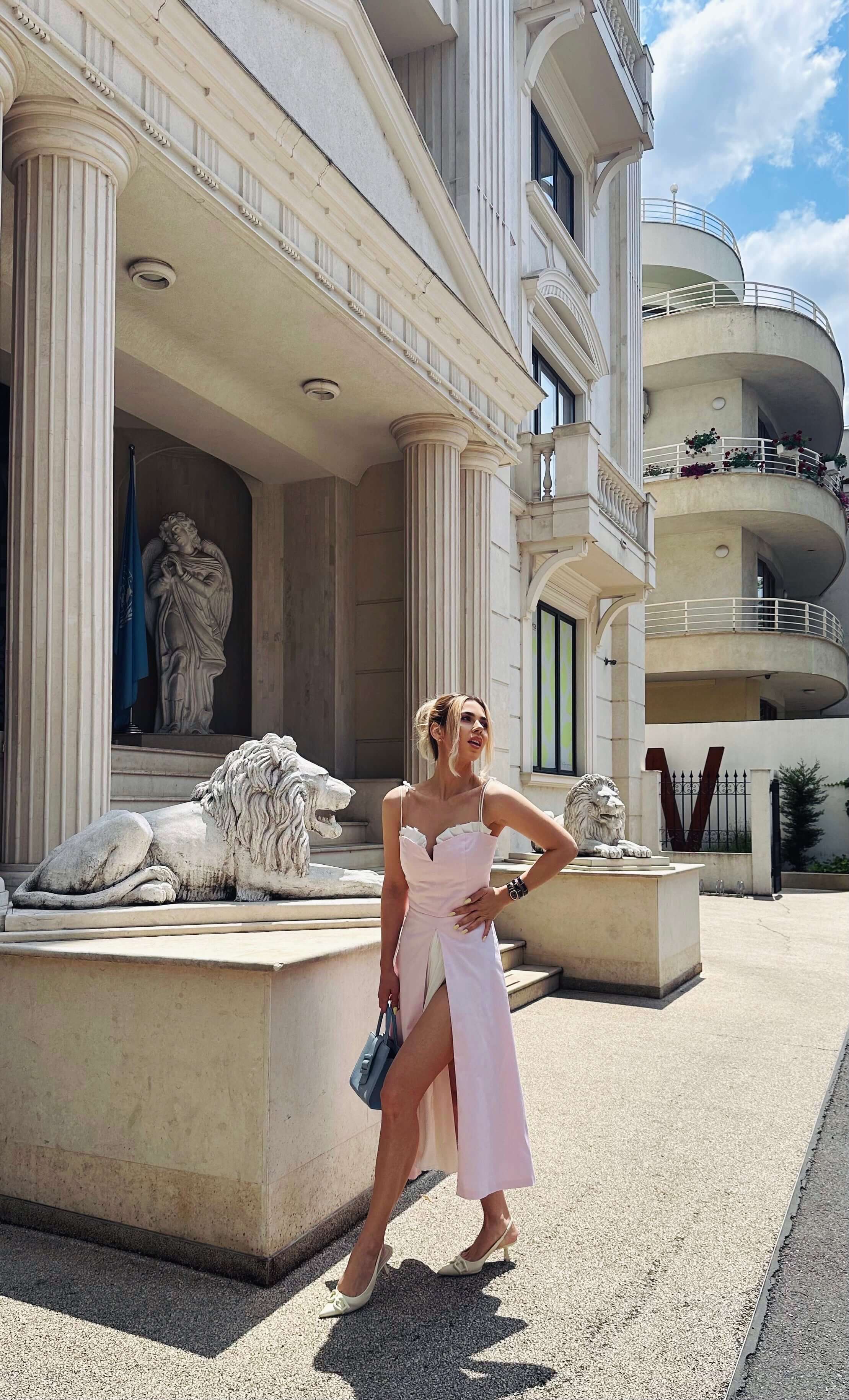 rochie roz cu corset si crapatura