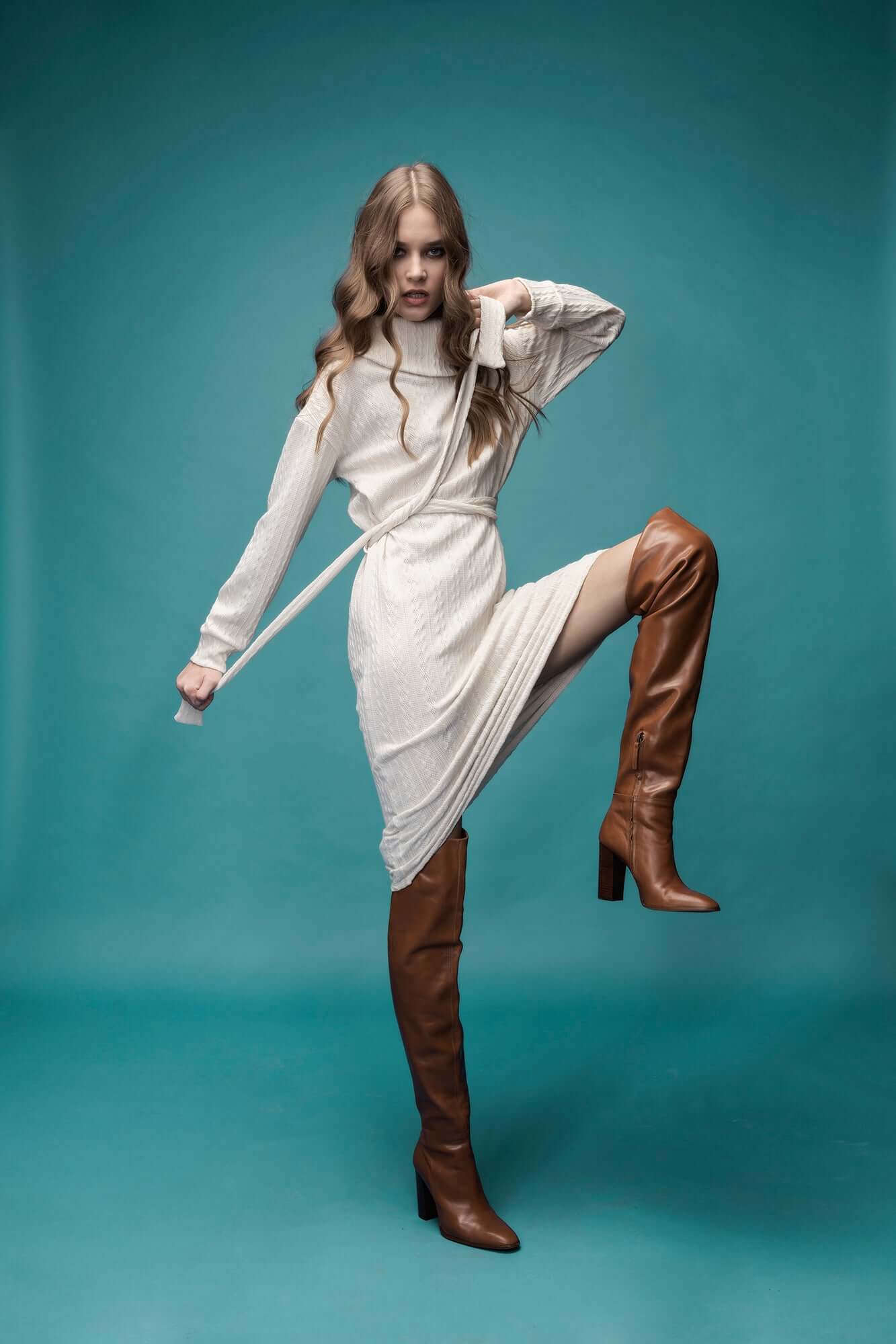 rochie alba crosetata cu guler si maneca lunga