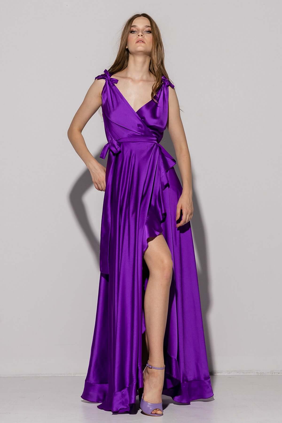 rochie lunga vaporoasa mov cu cordon si volanase