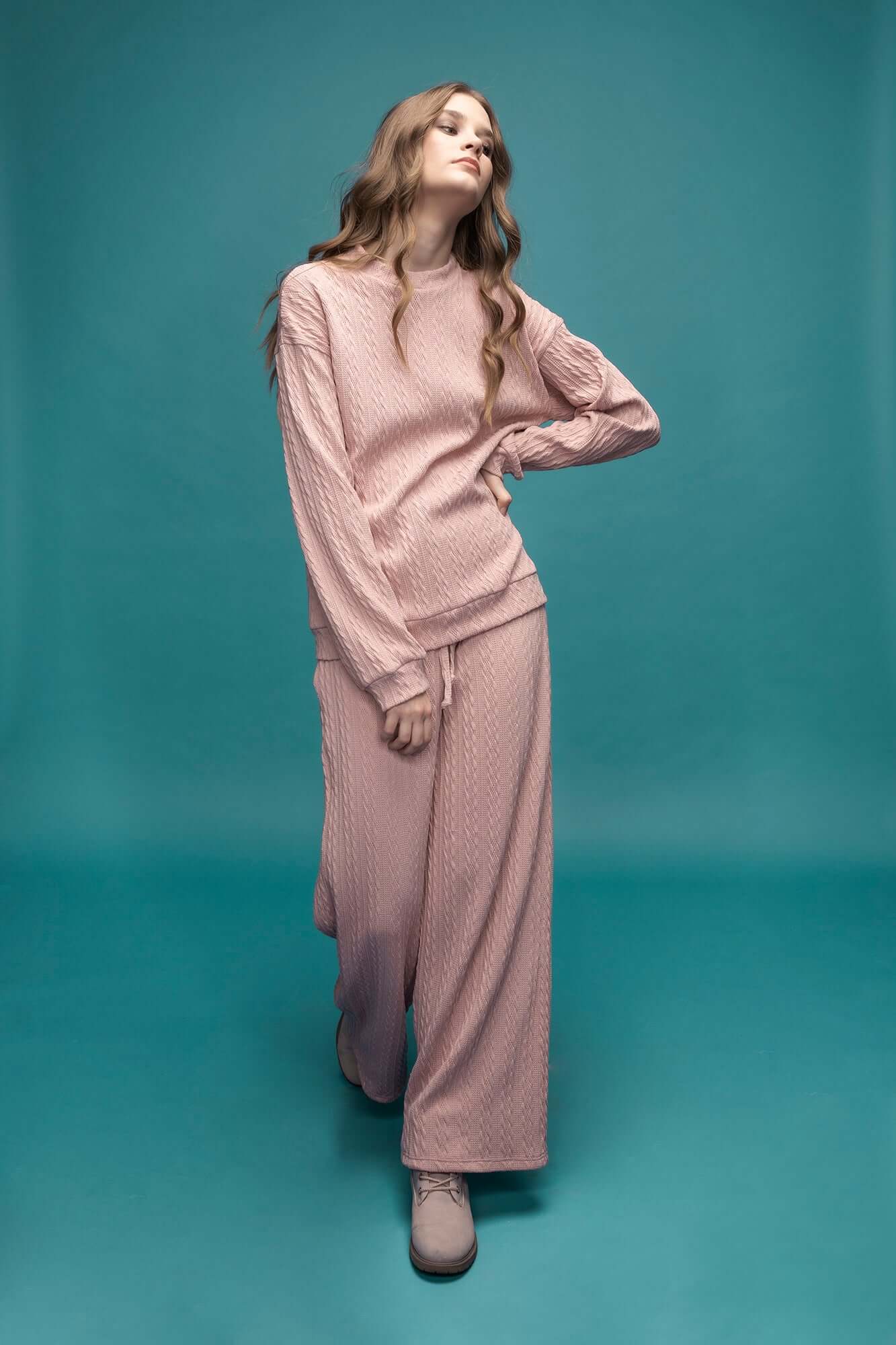 pantaloni lungi roz crosetati bluza roz crosetata cu maneca lunga