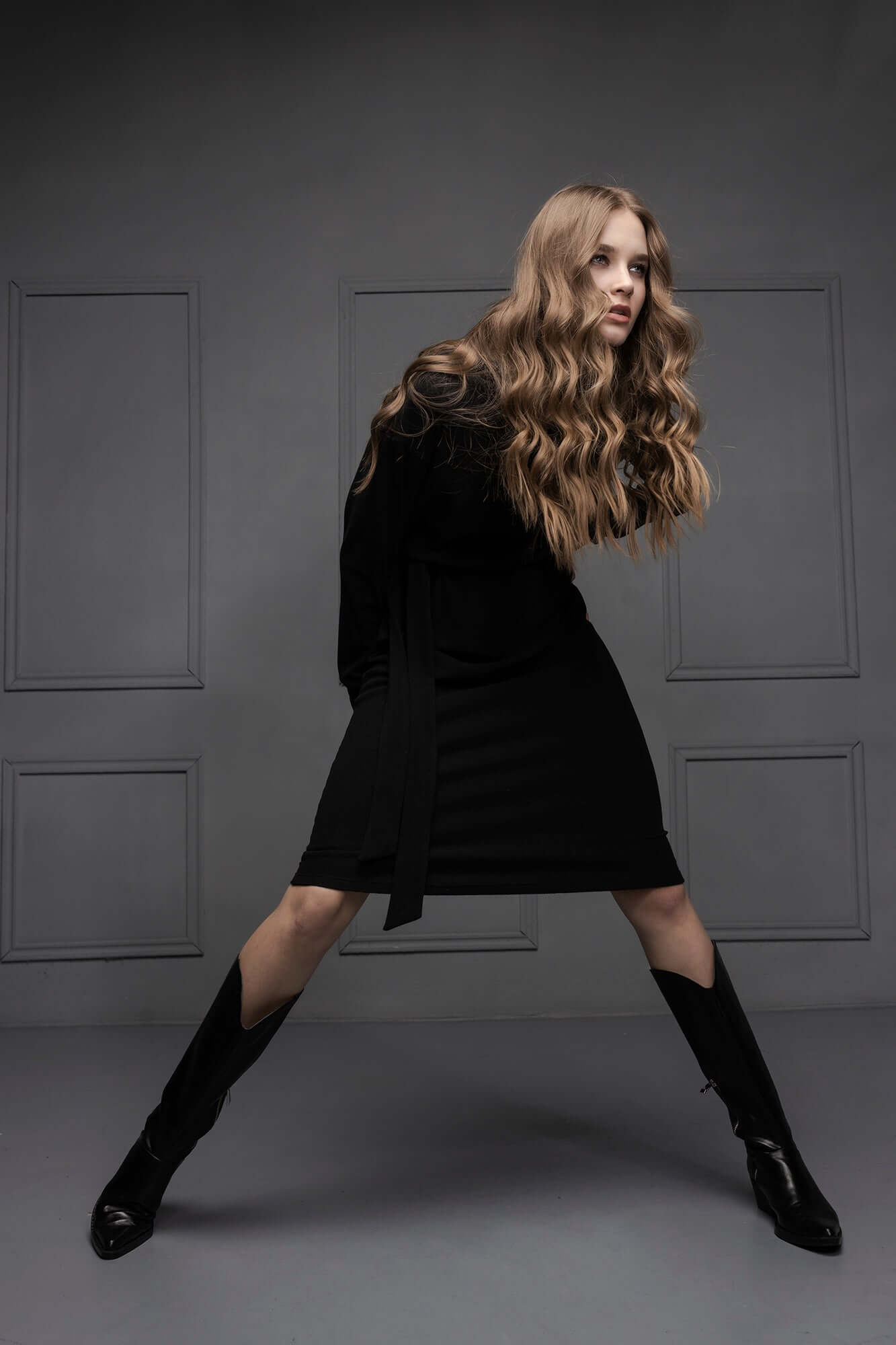 rochie neagra crosetata cu guler si maneca lunga