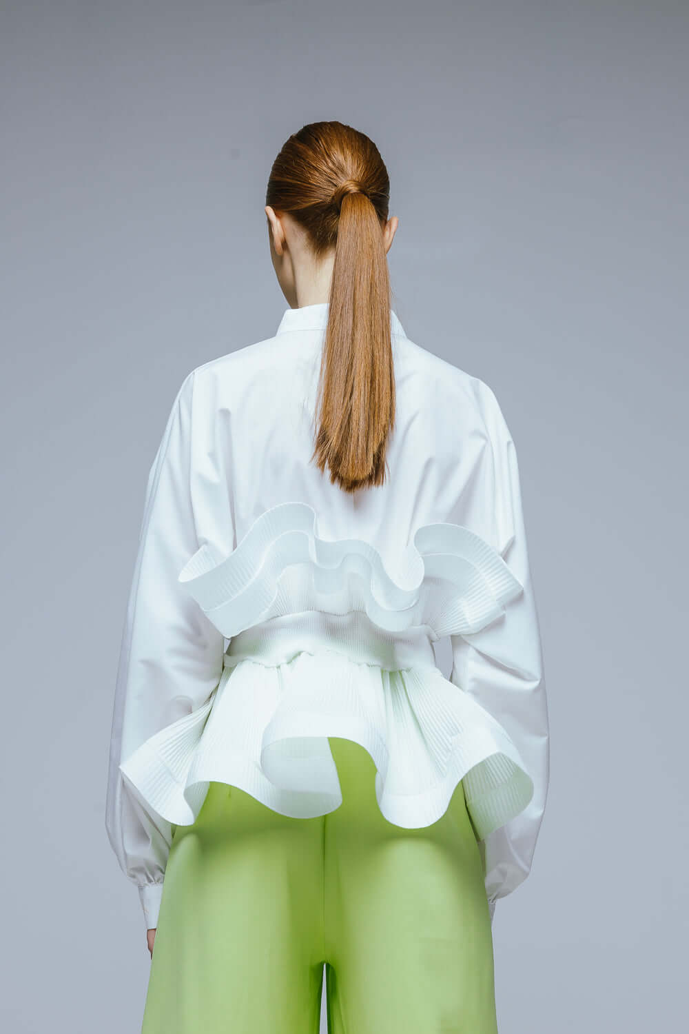 camasa alba cu volane si maneca lunga