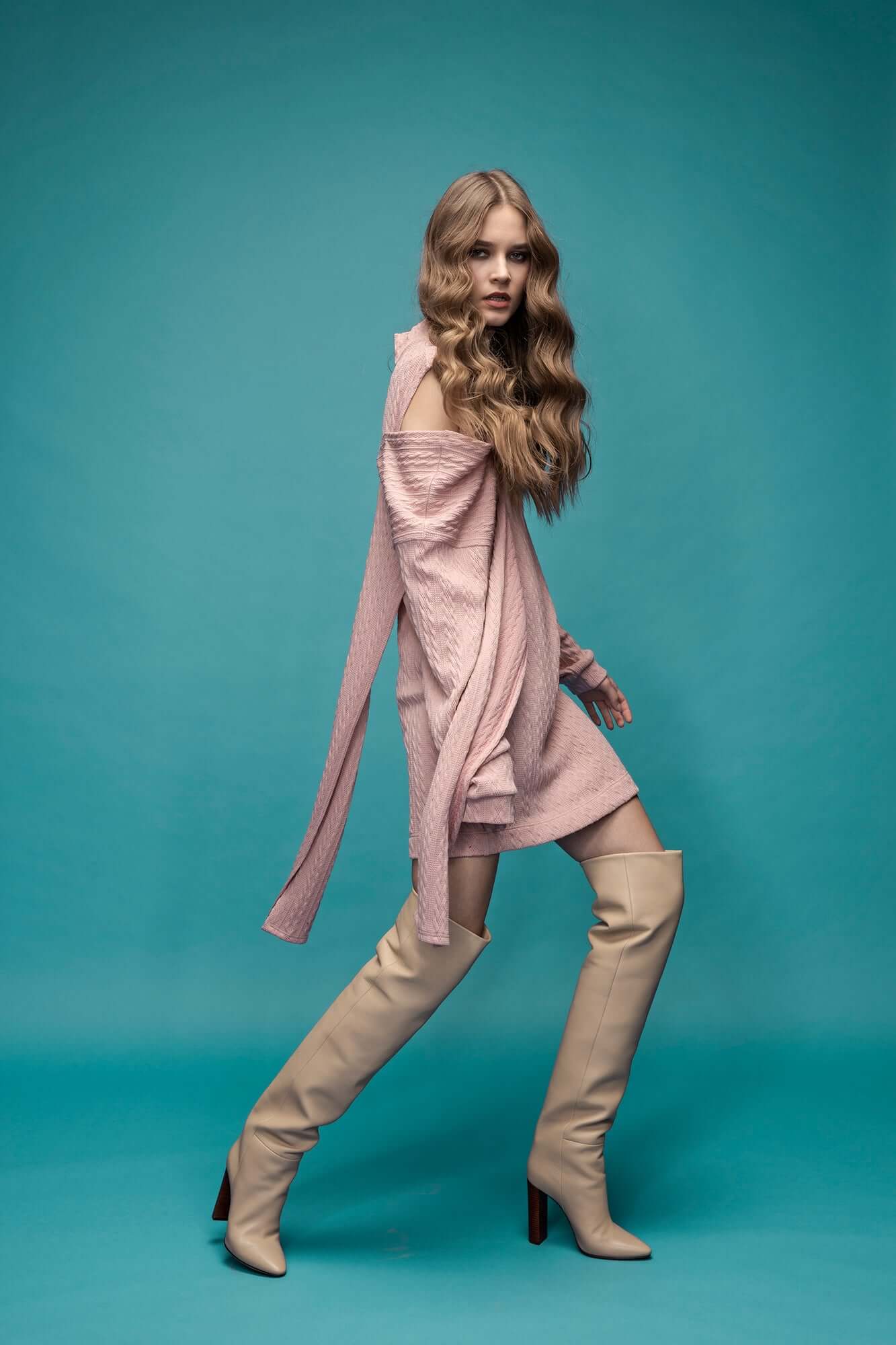 rochie scurta roz crosetata maneca lunga