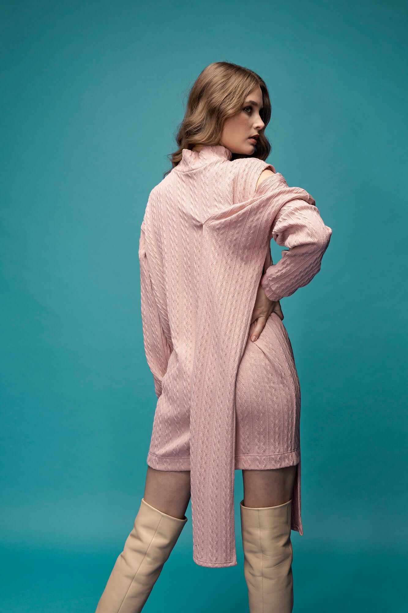 rochie scurta roz crosetata maneca lunga