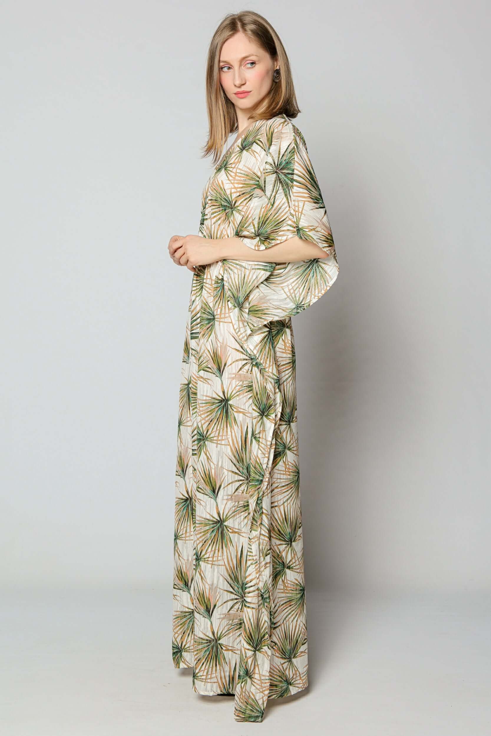 rochie lunga de plaja crem cu frunze verzi si insertii aurii