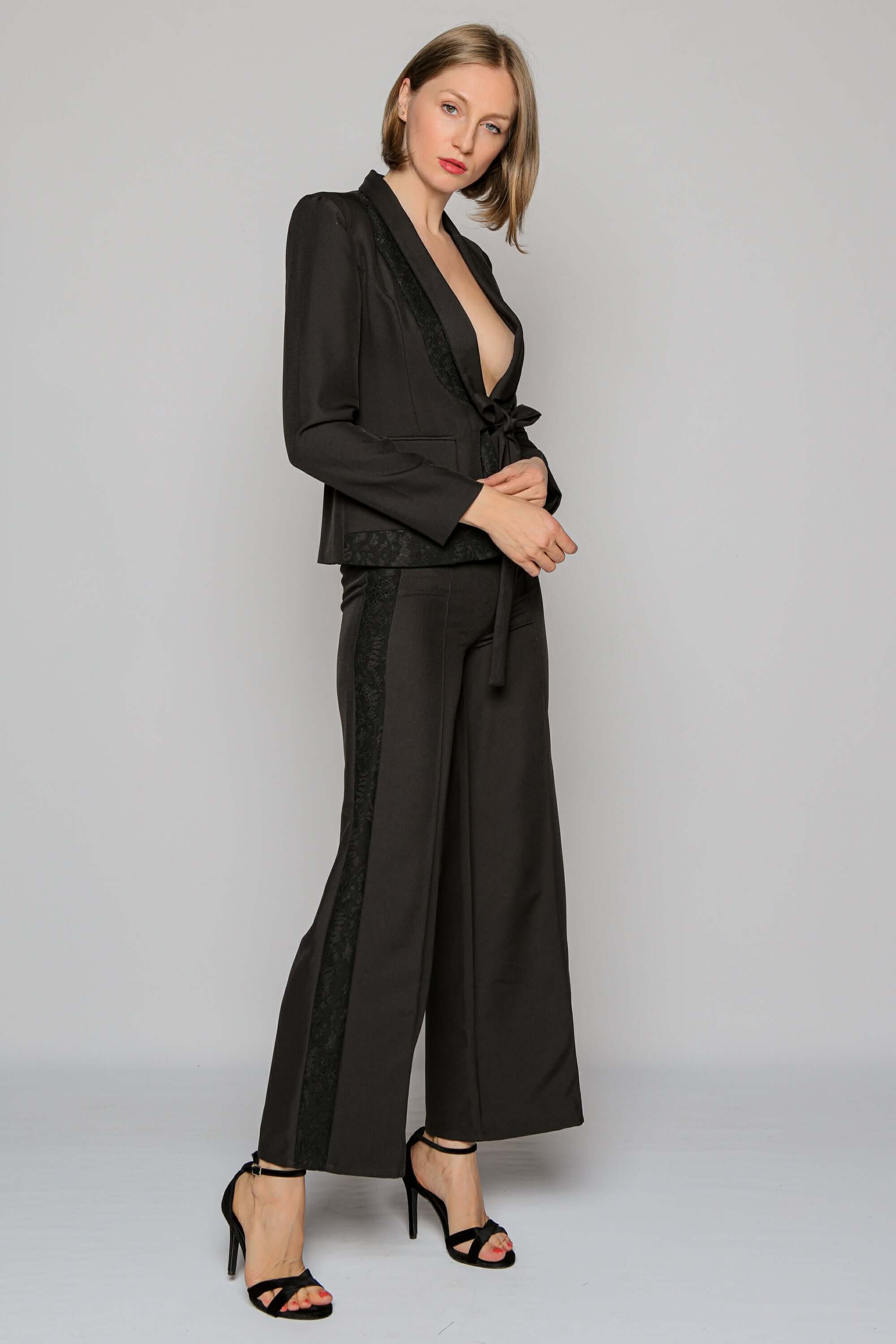 costum negru cu pantaloni lungi si evazati si sacou cu maneca lunga