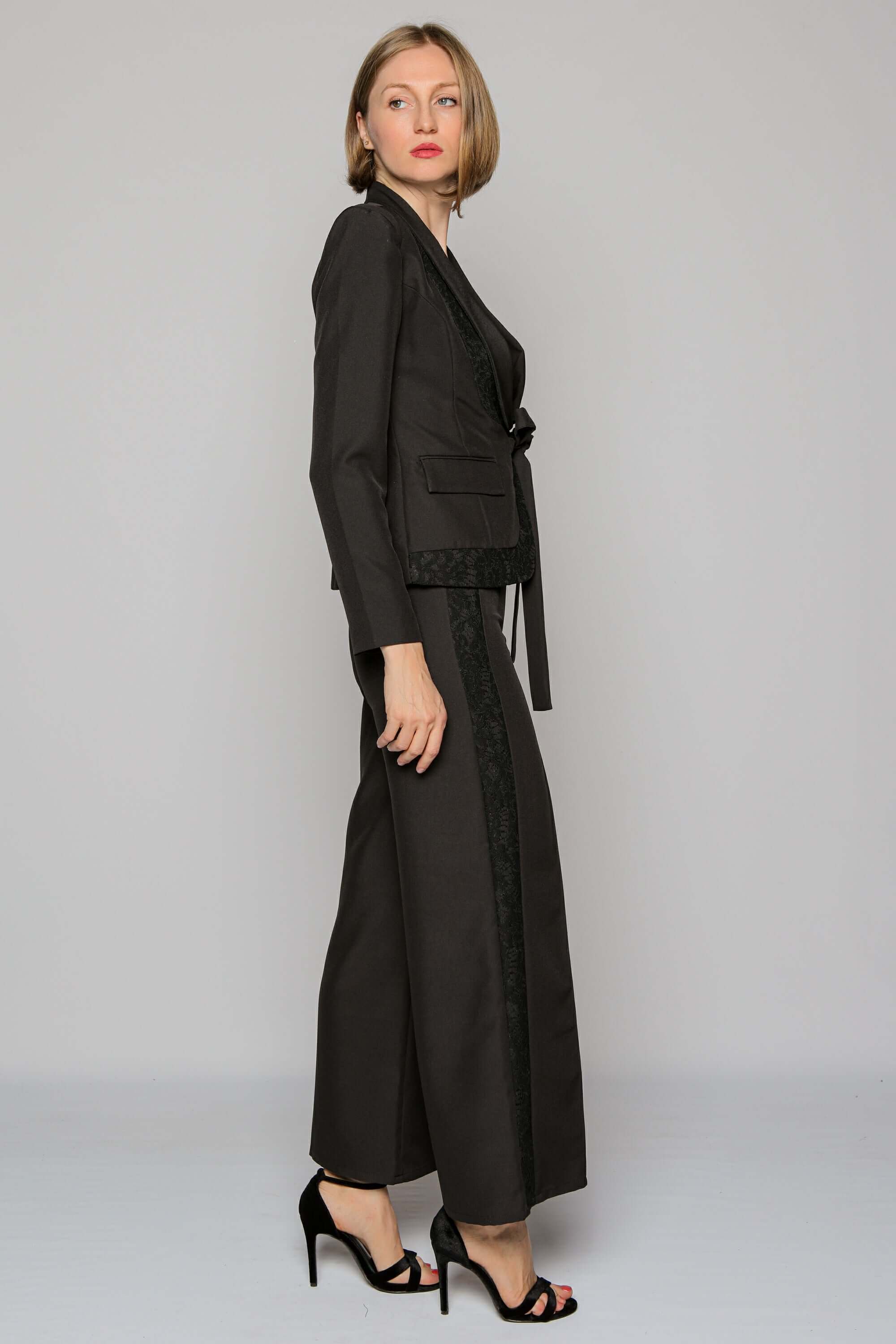 costum negru cu pantaloni lungi si evazati si sacou cu maneca lunga