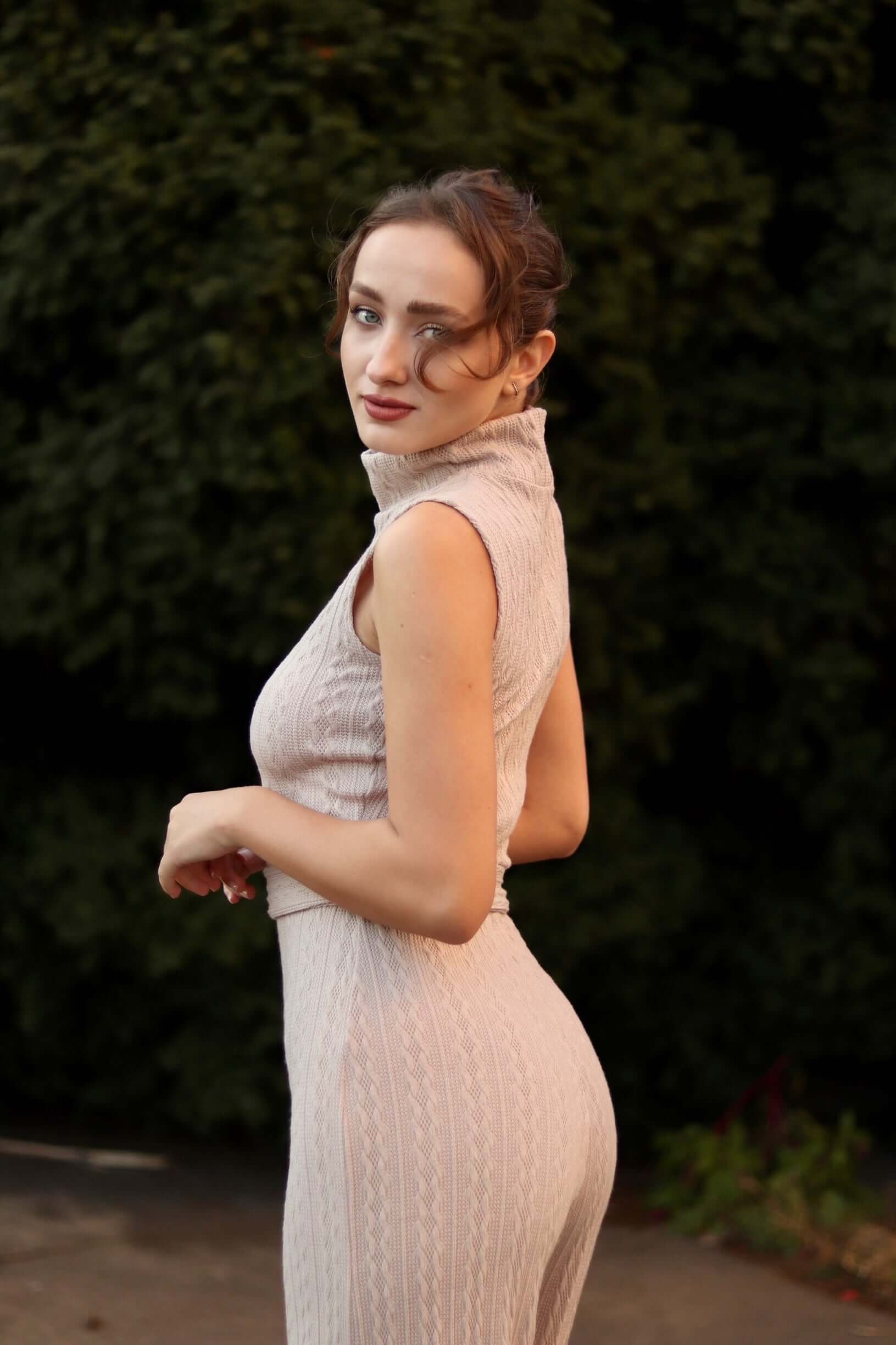 salopeta crem bej crosetata pantaloni lungi