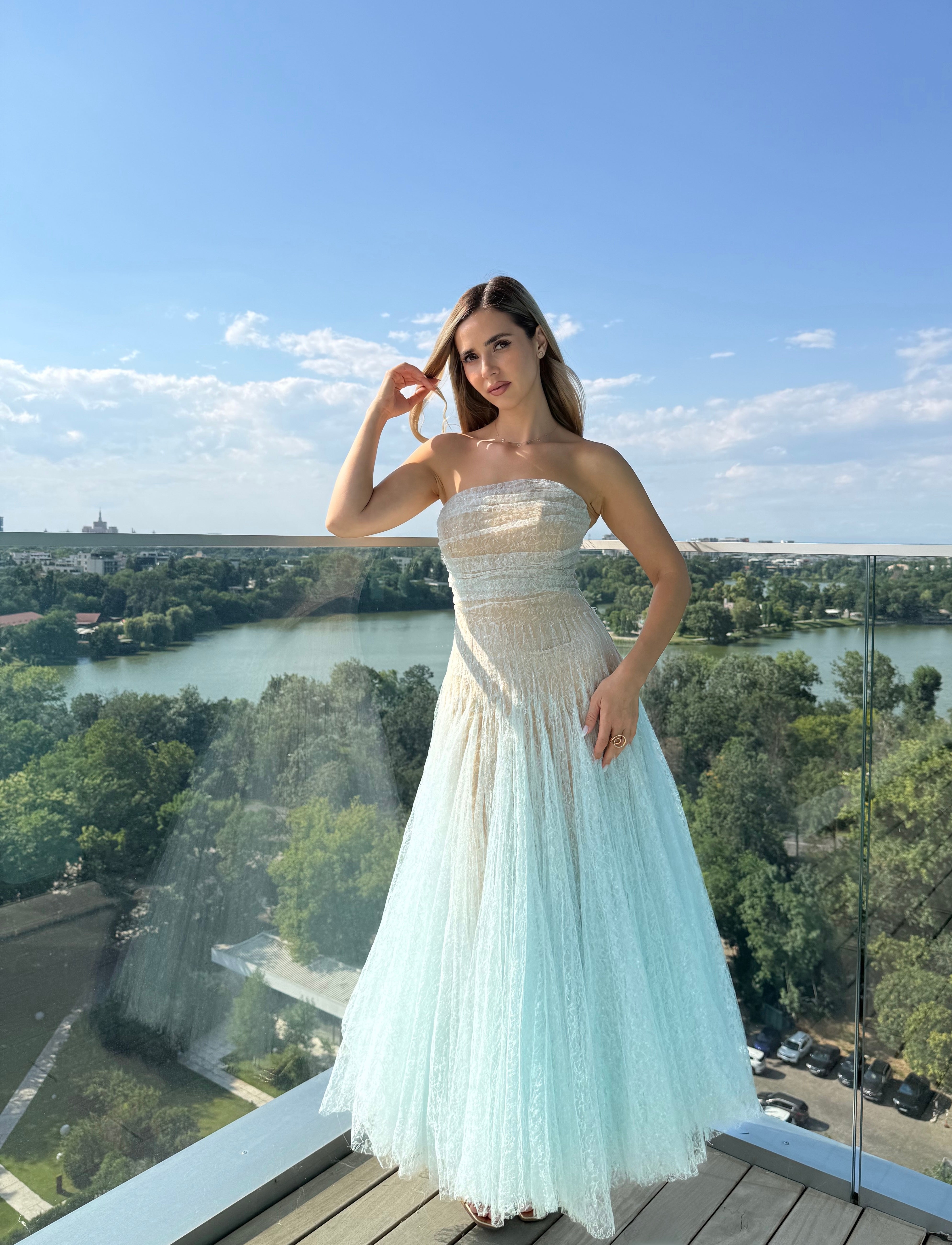 Rochie lungă elegantă din dantelă, cu bust drapat fără bretele și fustă amplă Apolline Céleste