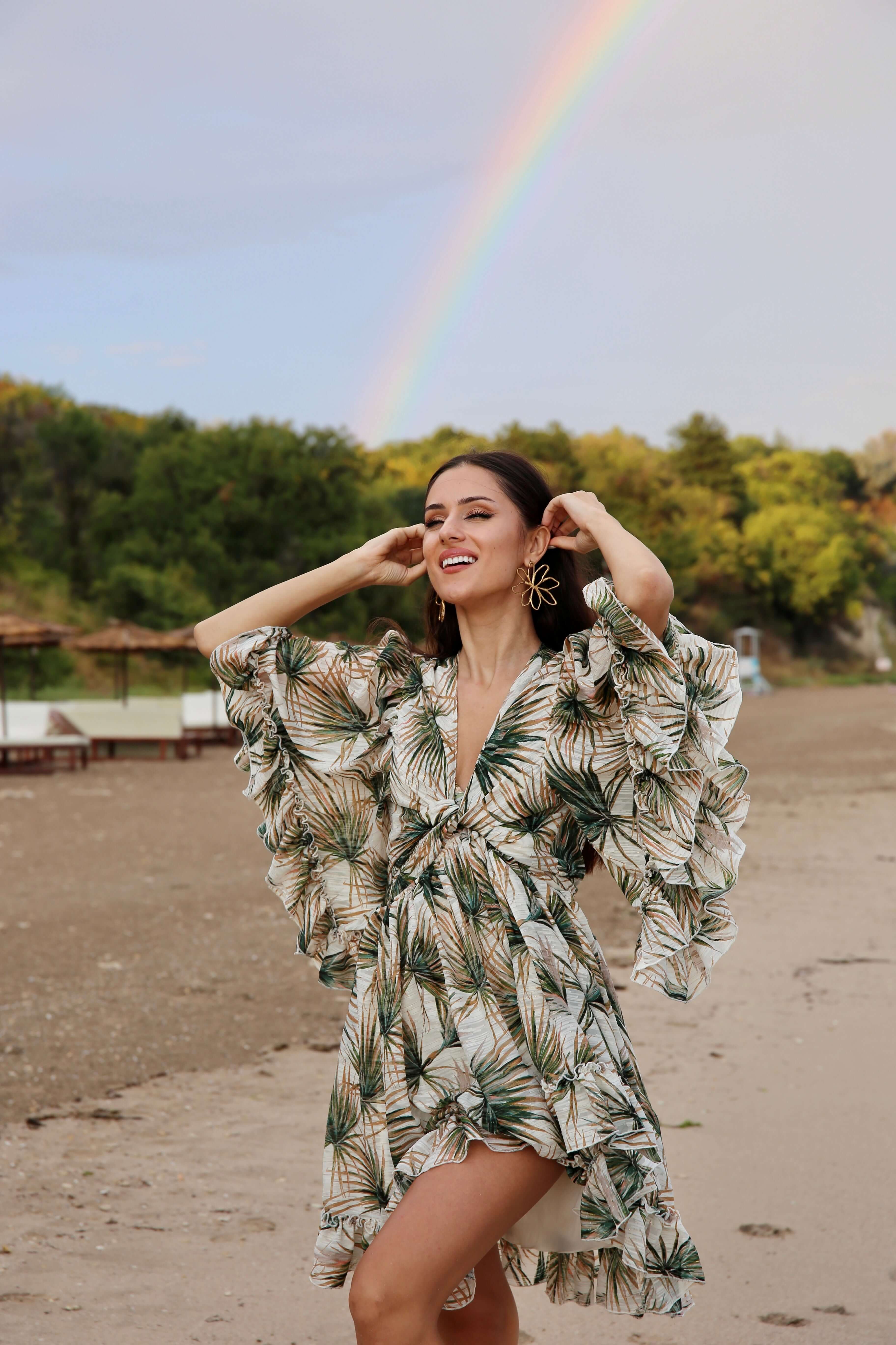 rochie scurta de plaja crem cu frunze verzi si insertii aurii cu volanase petrecuta