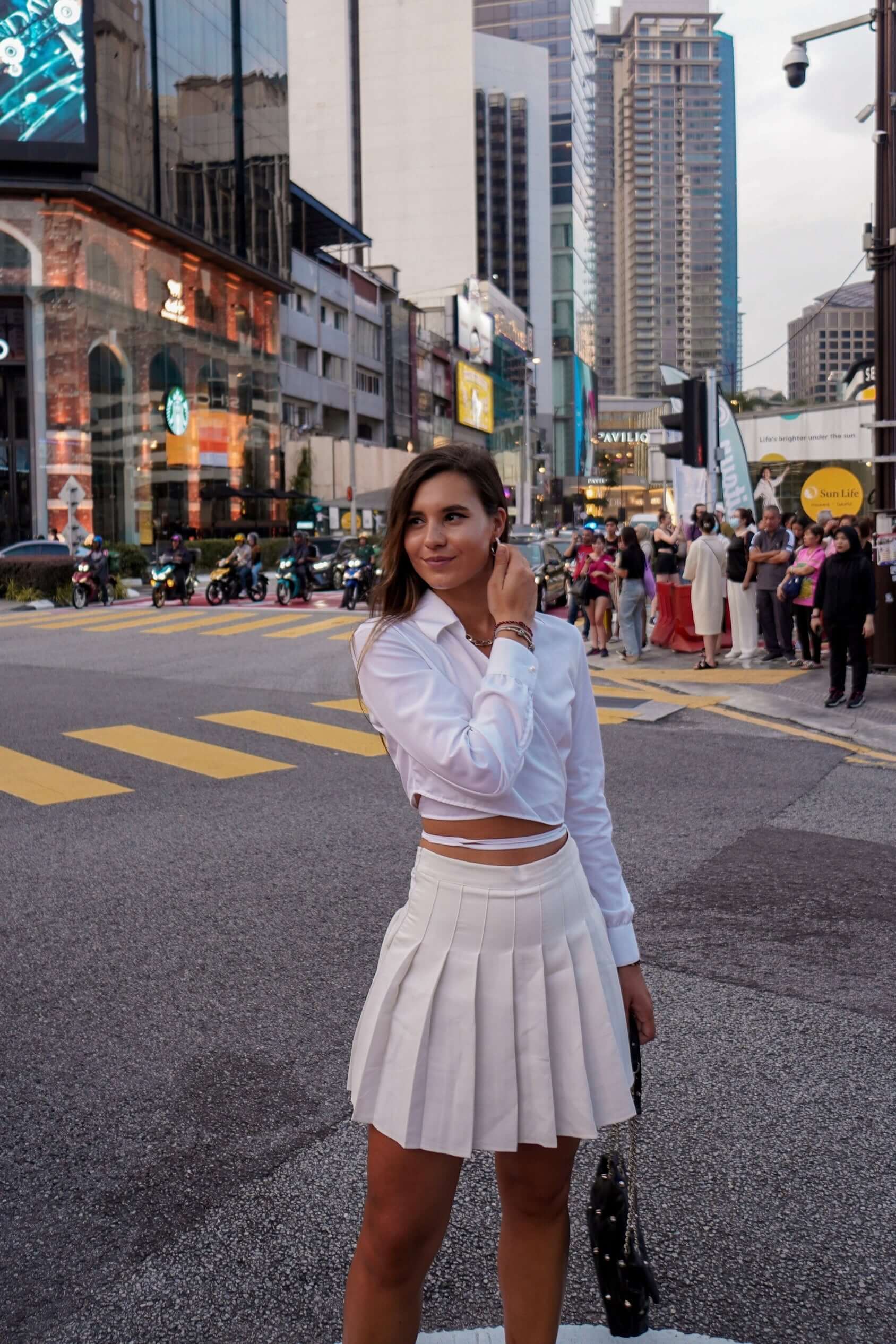 fusta pantalon alba scurta