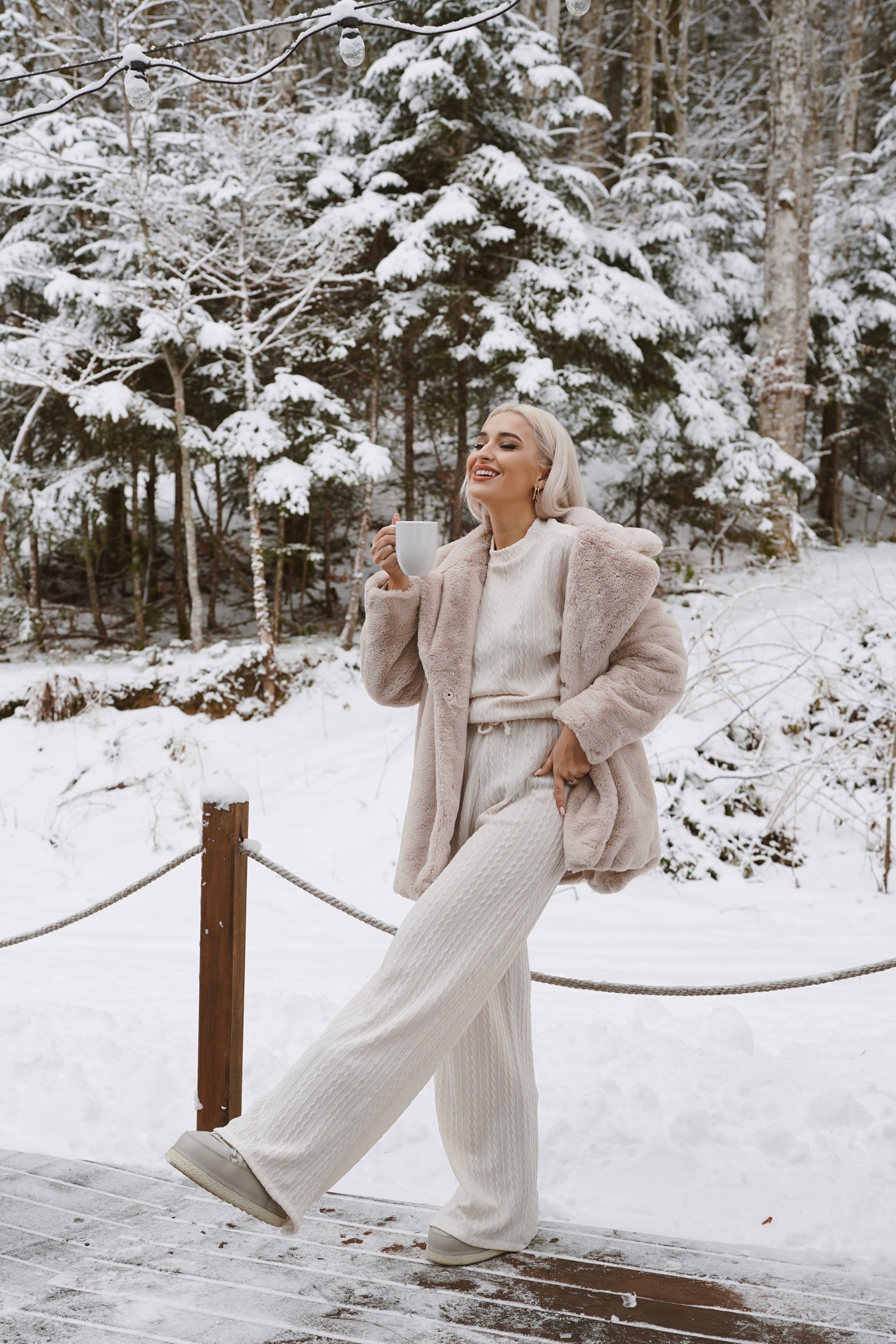 pantaloni lungi albi crosetati bluza alba crosetata cu maneca lunga