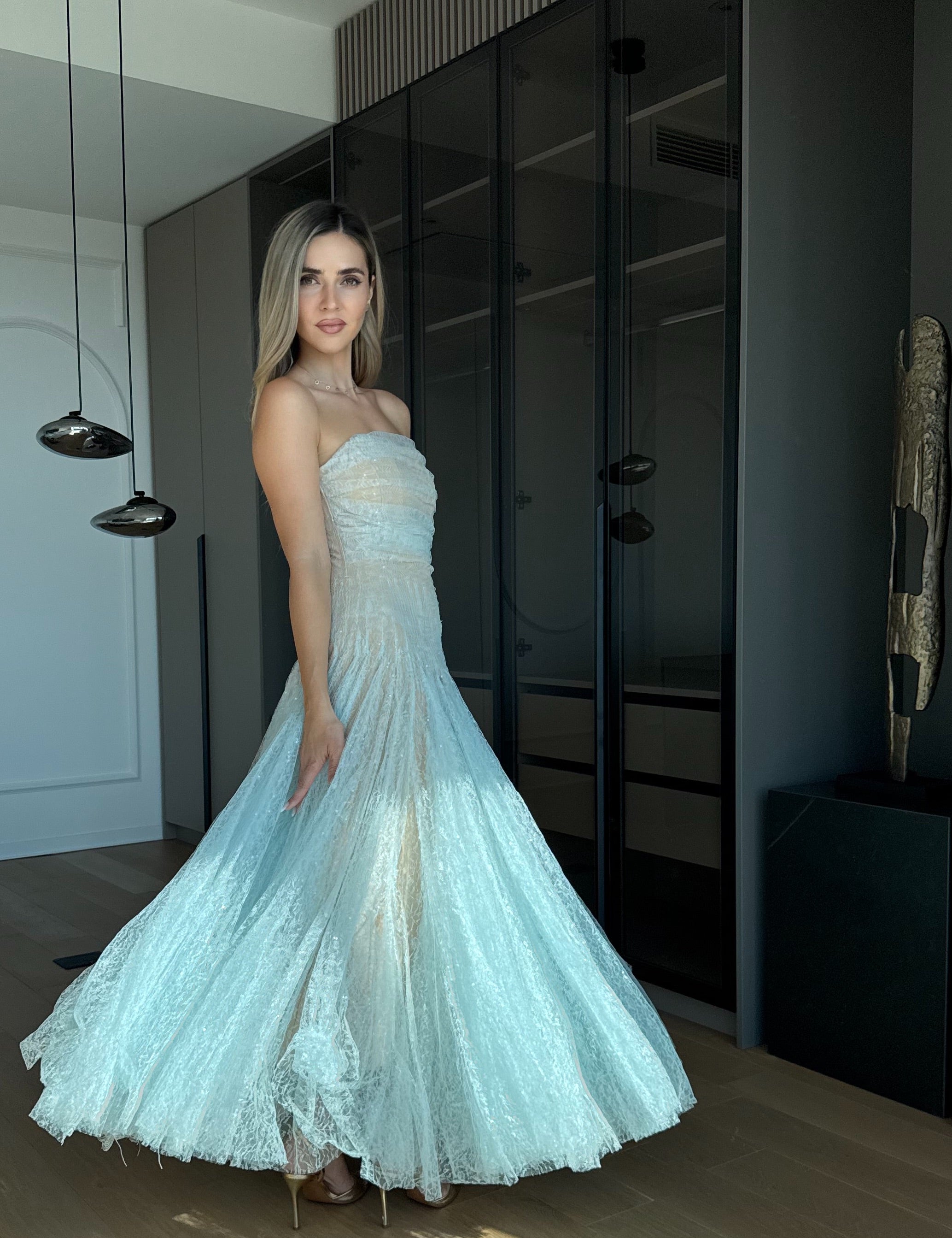 Rochie lungă elegantă din dantelă, cu bust drapat fără bretele și fustă amplă Apolline Céleste