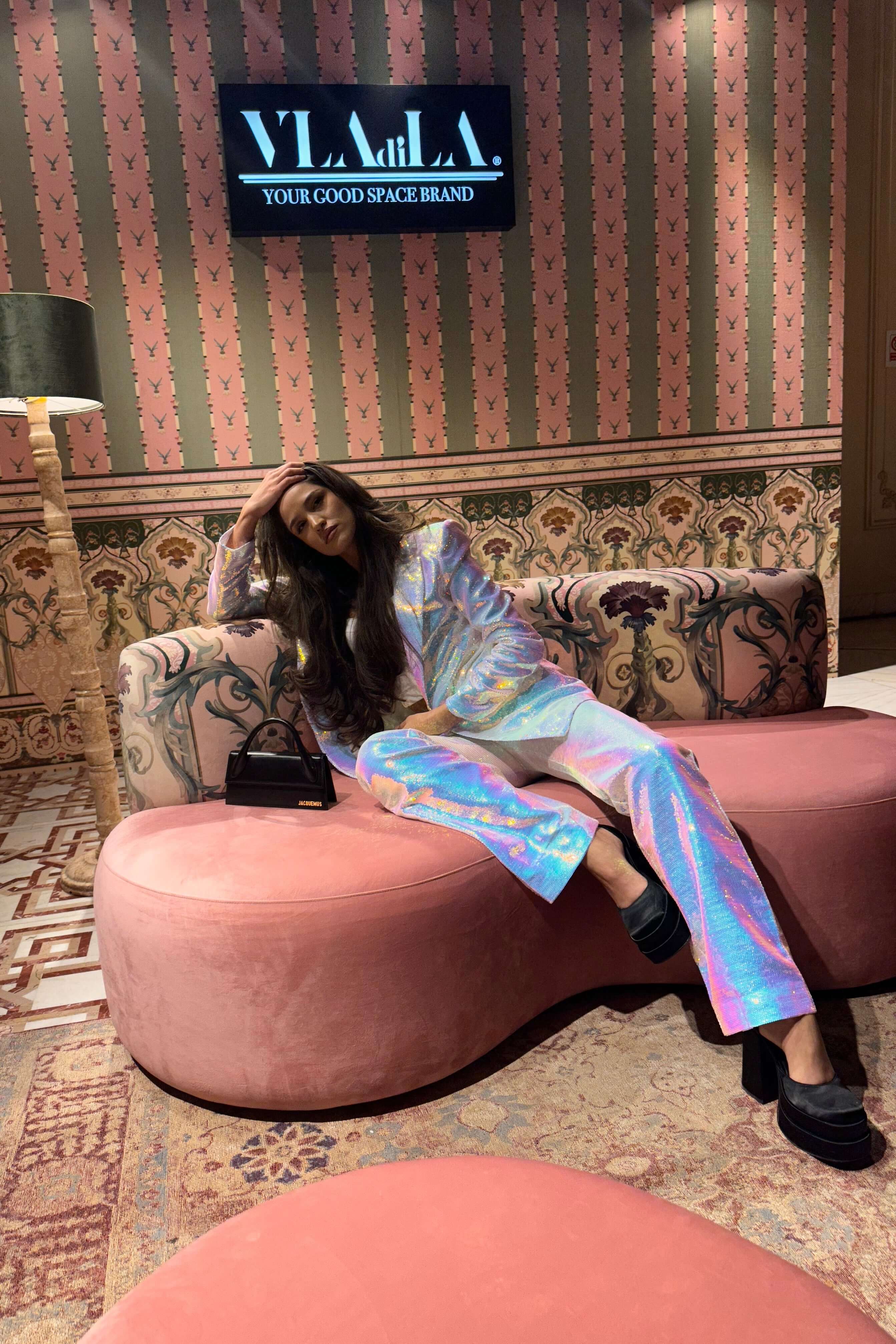 costum alb cu paiete sacou cu maneca lunga cu paiete pantaloni lungi cu paiete albe