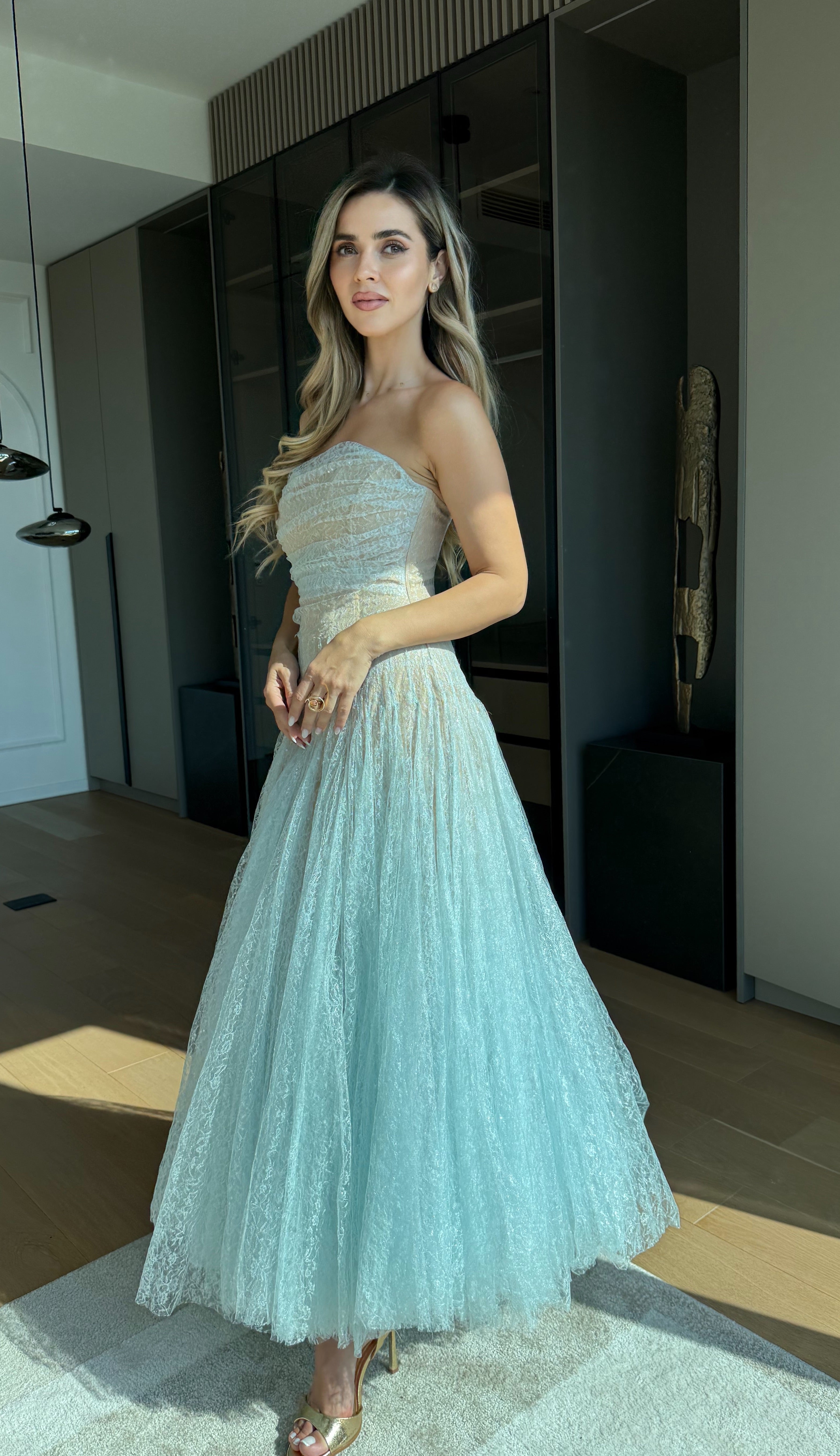 Rochie lungă elegantă din dantelă, cu bust drapat fără bretele și fustă amplă Apolline Céleste