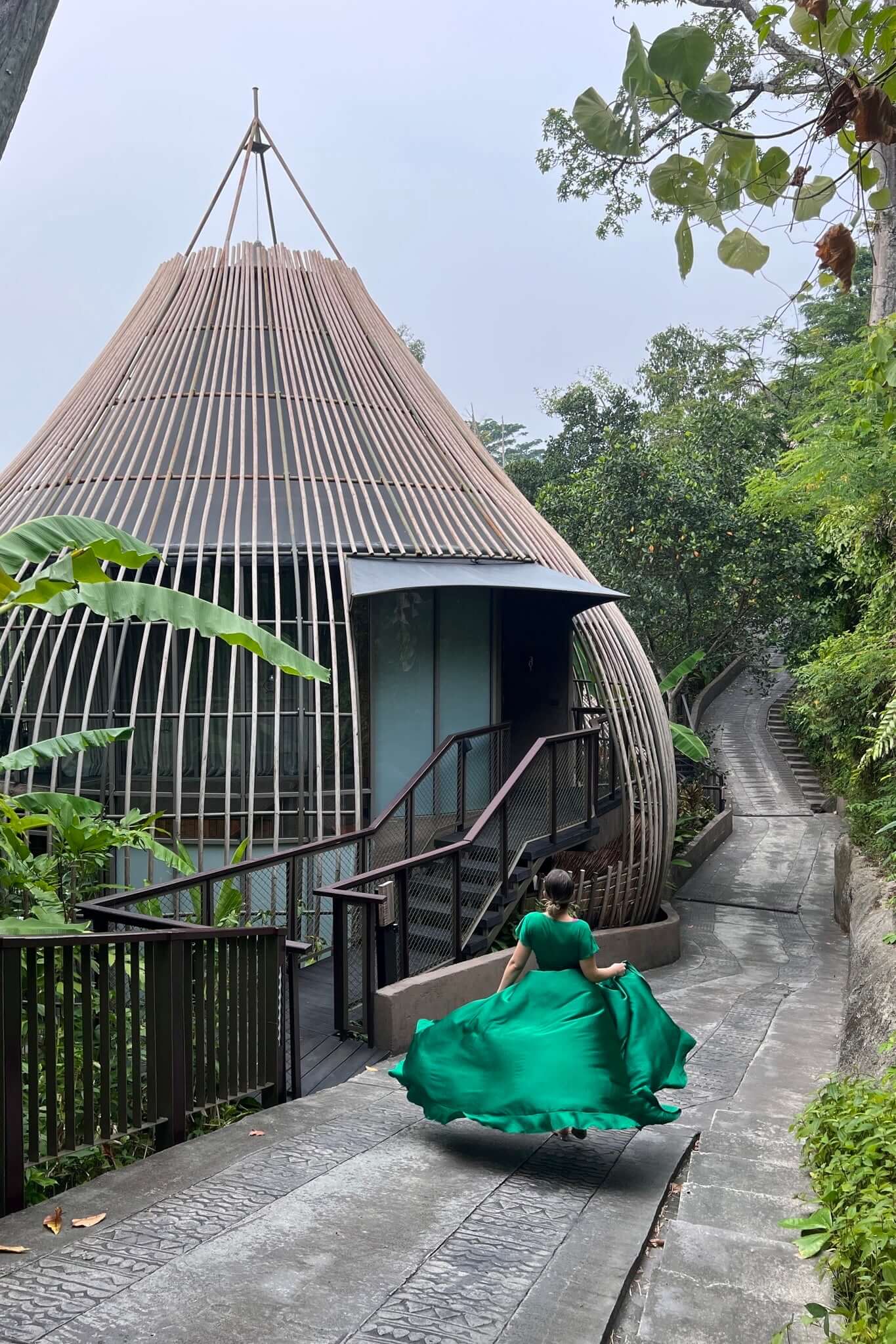 rochie lunga verde vaporoasa cu cordon si volanase