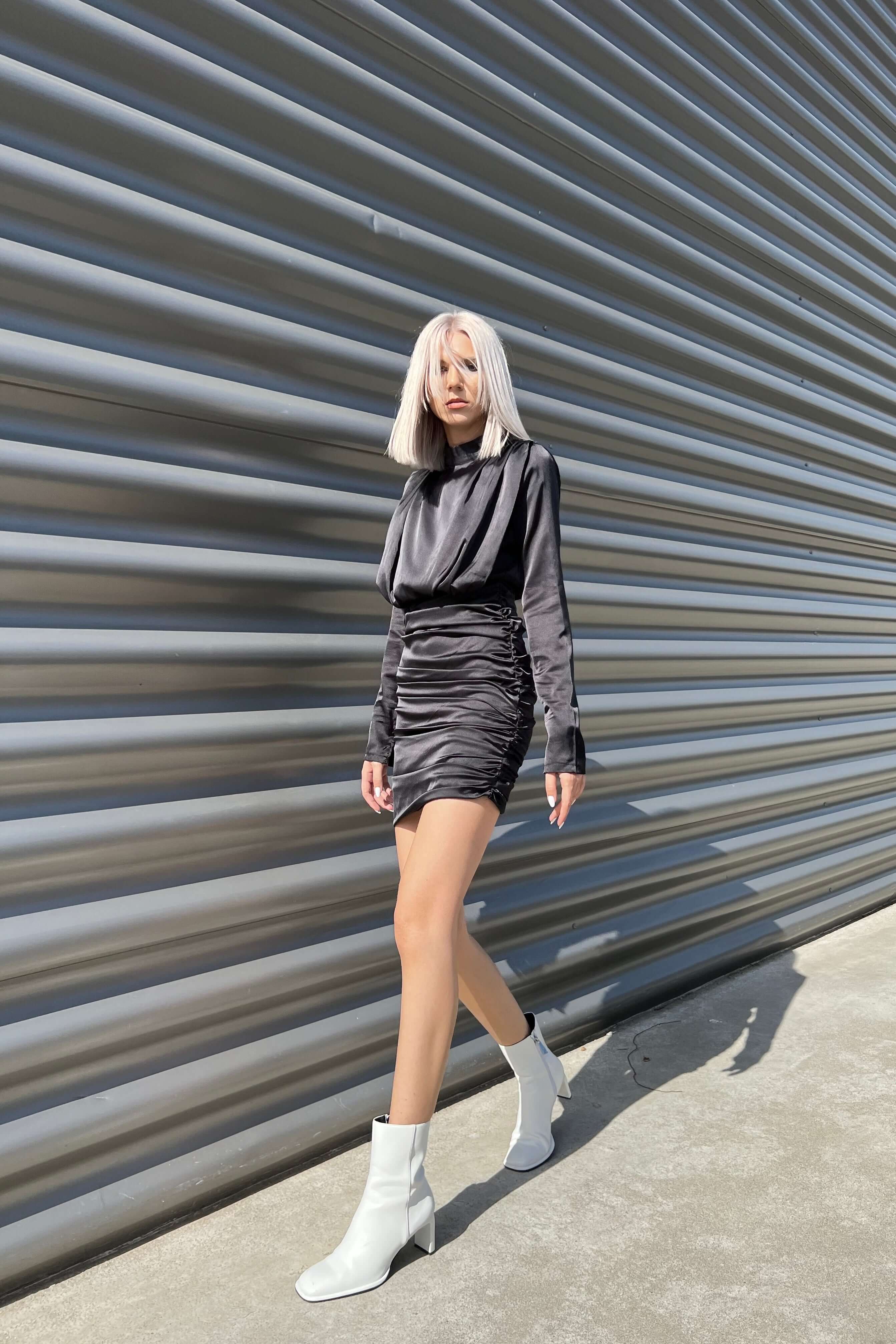 rochie neagra scurta mulata maneca lunga