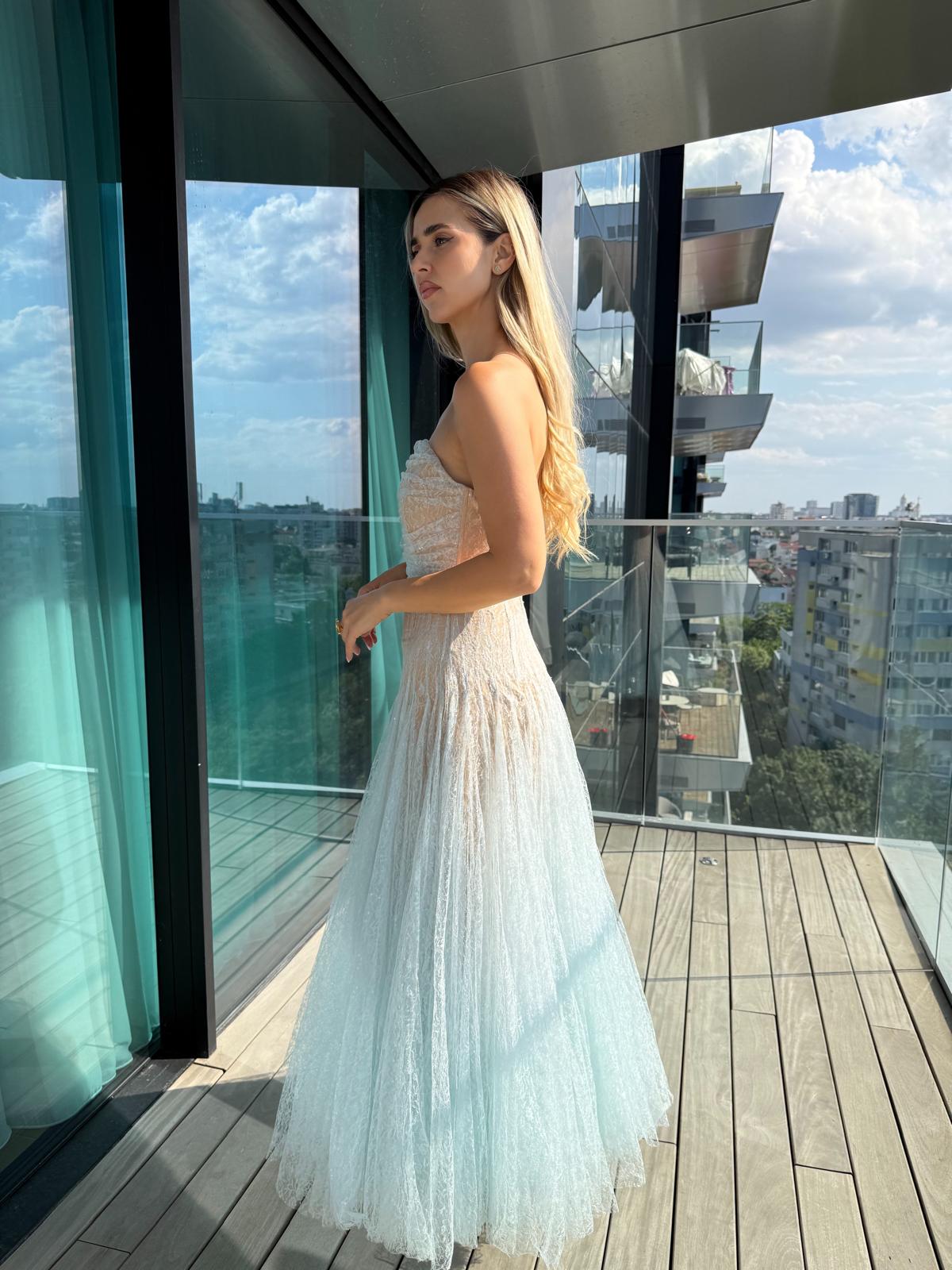 Rochie lungă elegantă din dantelă, cu bust drapat fără bretele și fustă amplă Apolline Céleste