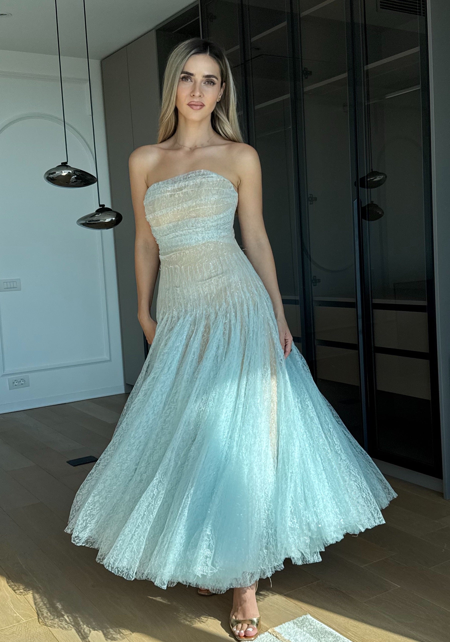 Rochie lungă elegantă din dantelă, cu bust drapat fără bretele și fustă amplă Apolline Céleste