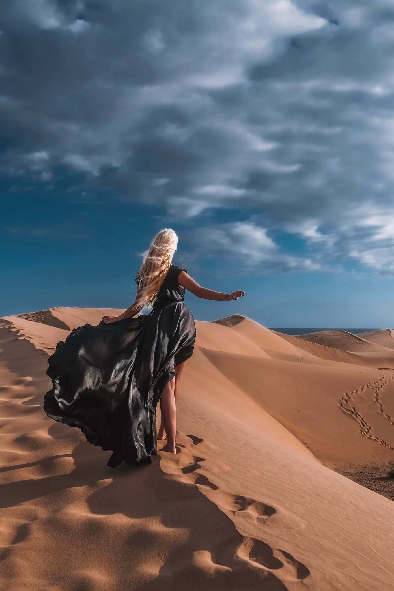 rochie lunga neagra vaporoasa cu cordon si volanase