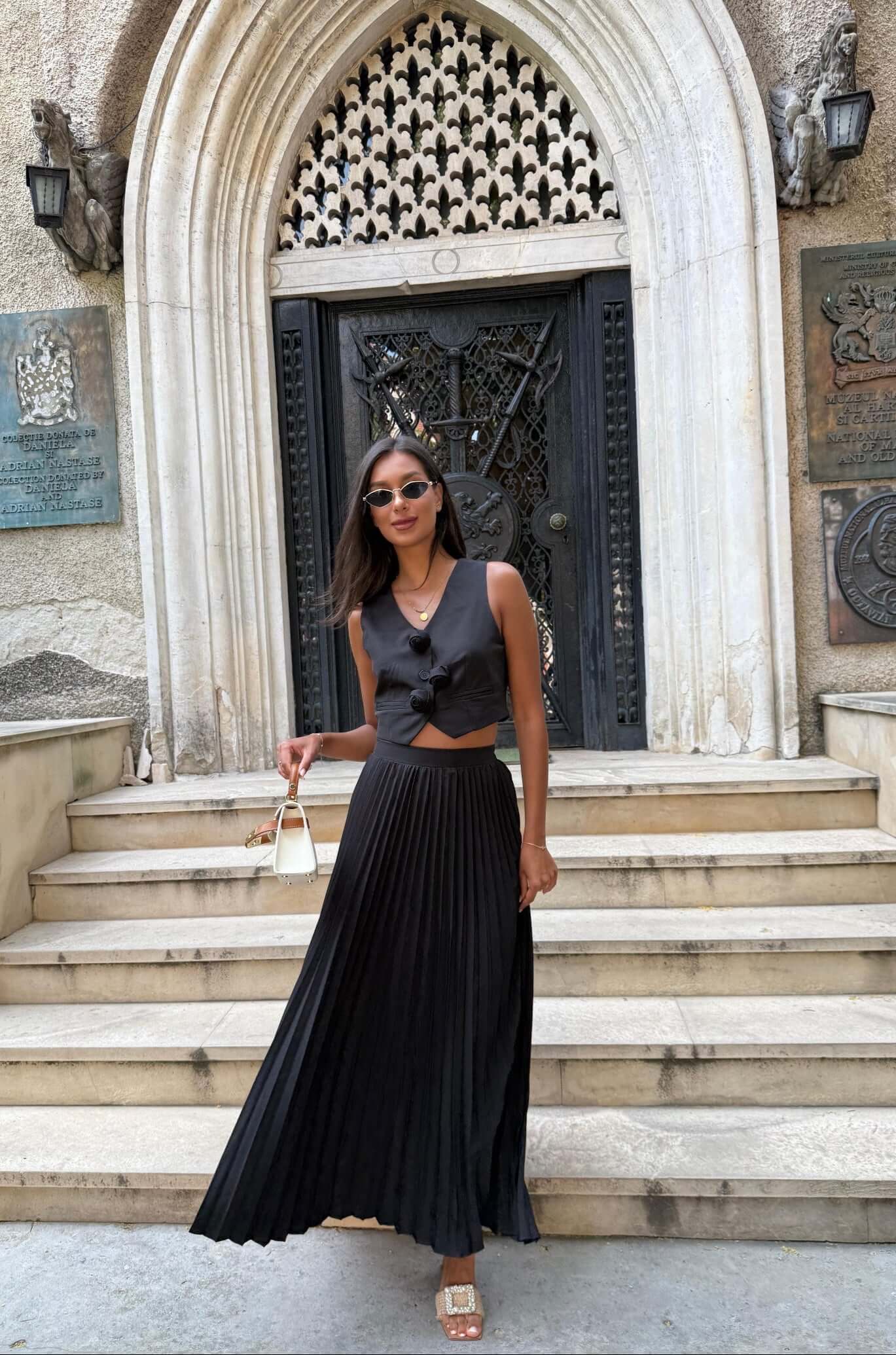 Set cu Vesta si Fusta Plisata, Negru, Muse