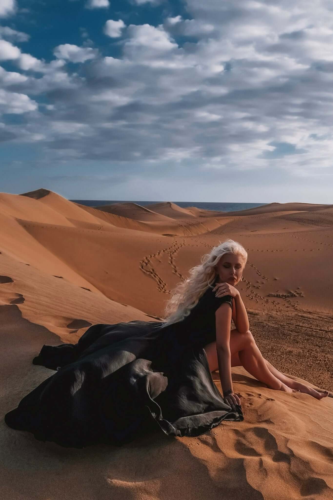 rochie lunga neagra vaporoasa cu cordon si volanase