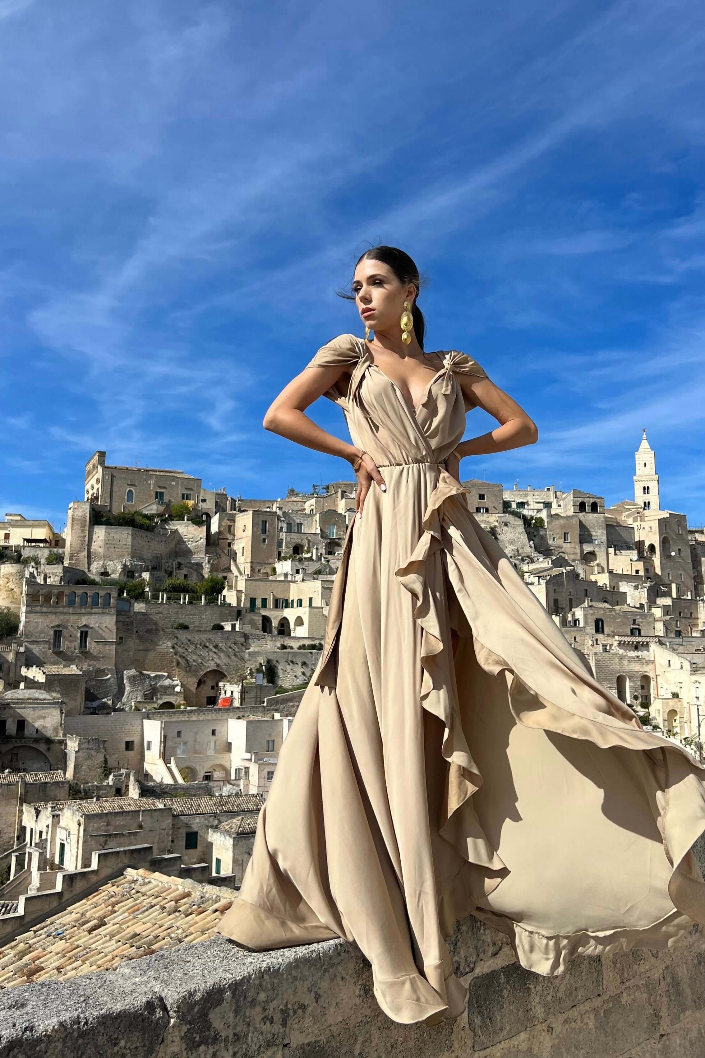 rochie lunga vaporoasa cordon in talie si volanase