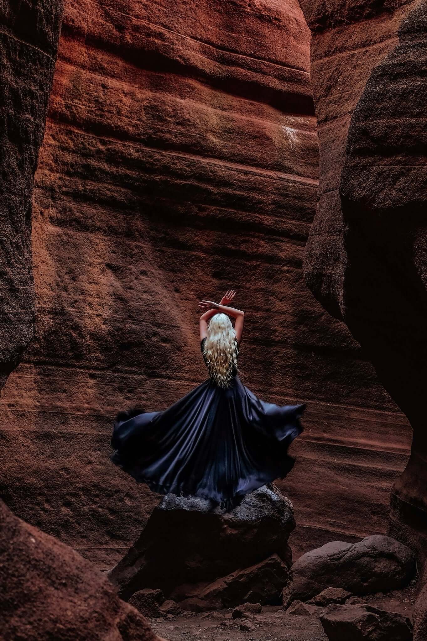 rochie lunga neagra vaporoasa cu cordon si volanase