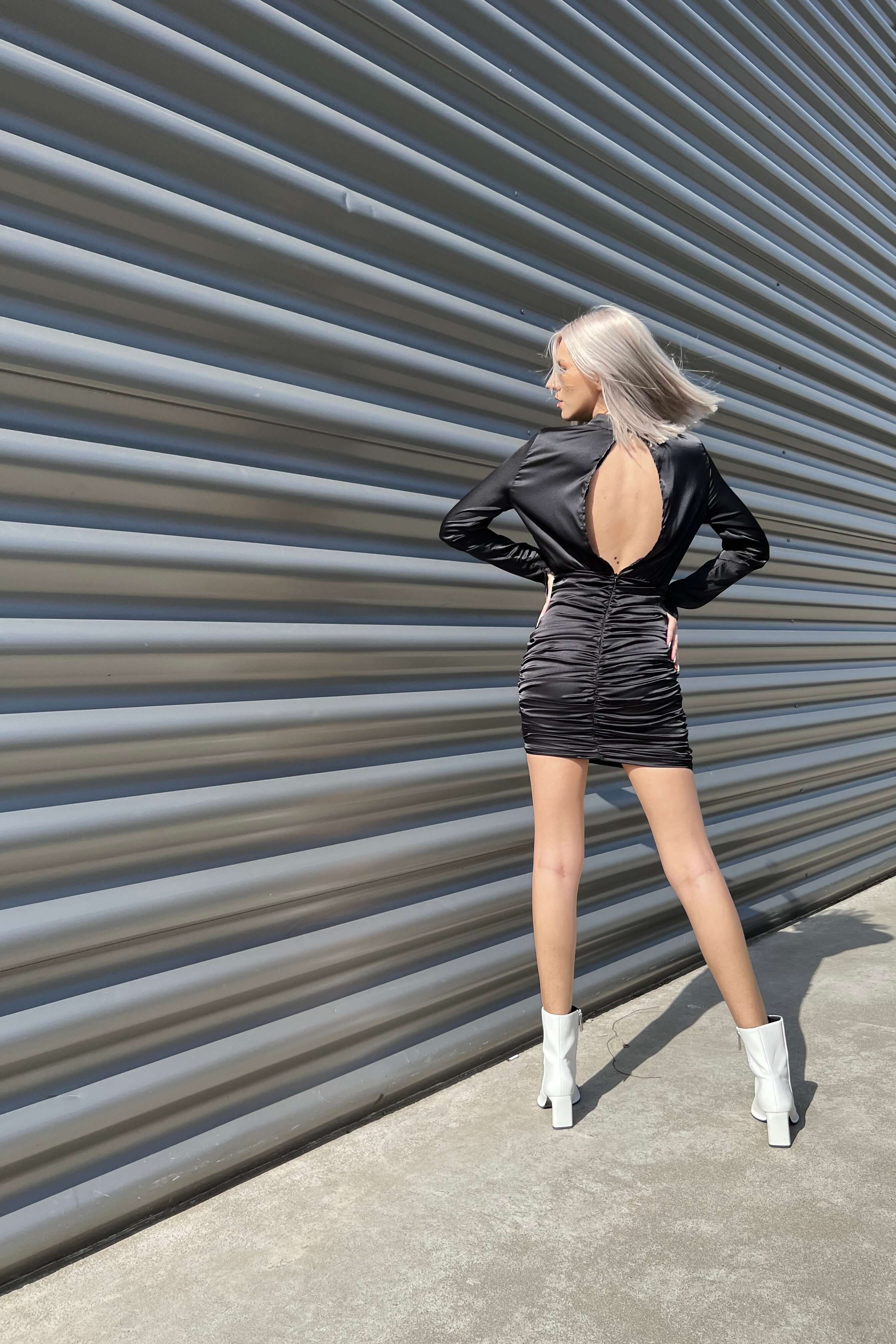 rochie neagra scurta mulata maneca lunga