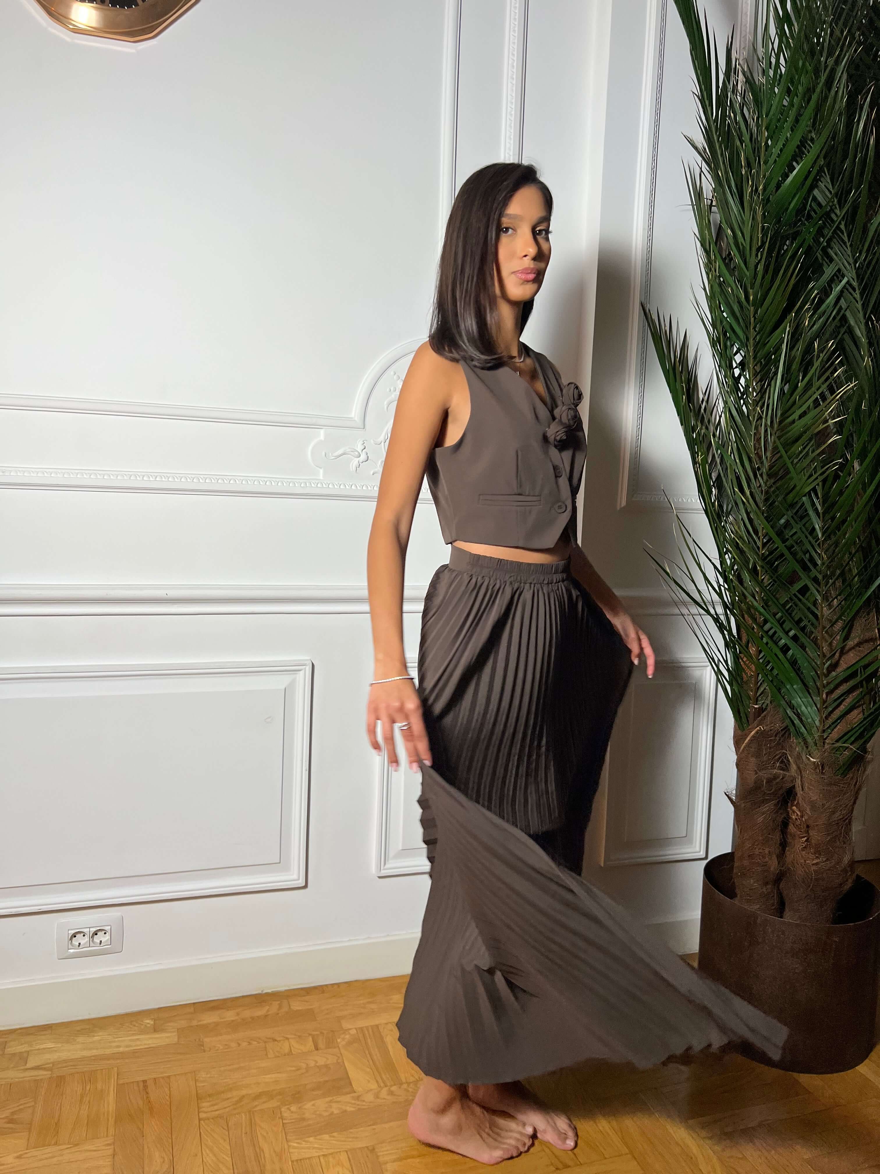 Set cu Vesta si Fusta Plisata, Maro, Muse